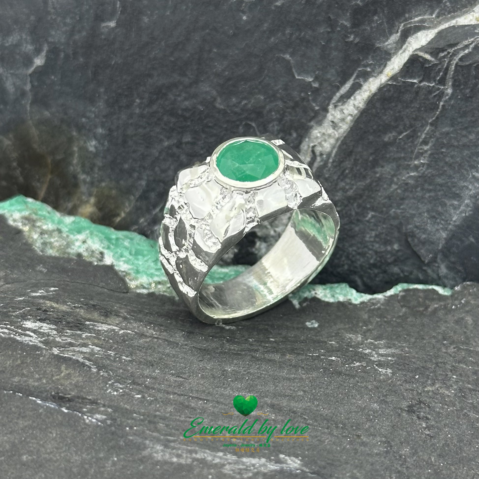 Bague pour homme ronde sertie d'un chaton avec argent texturé