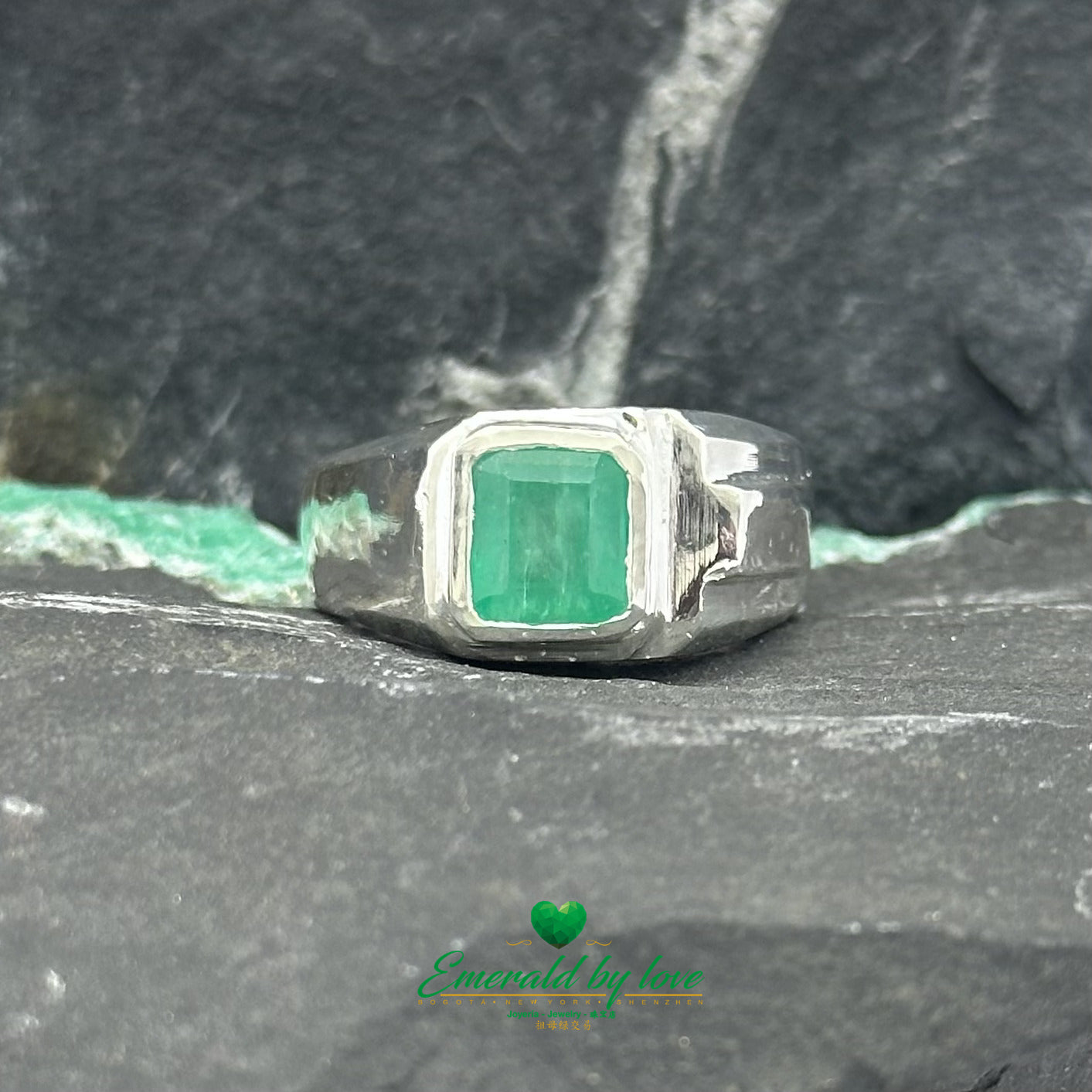 Bague en argent pour hommes avec émeraude carrée en serti clos