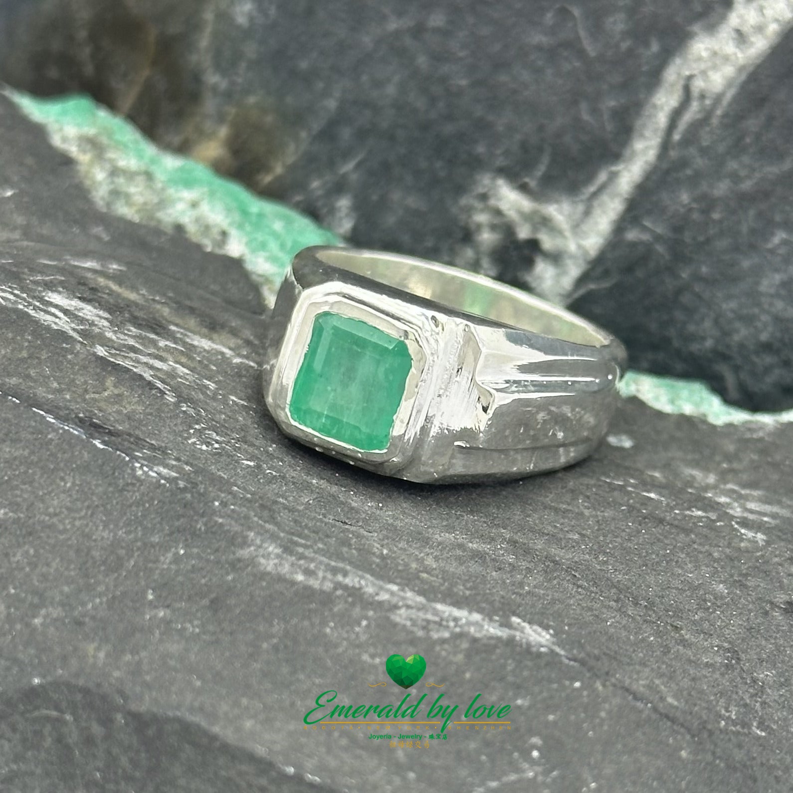 Bague en argent pour hommes avec émeraude carrée en serti clos