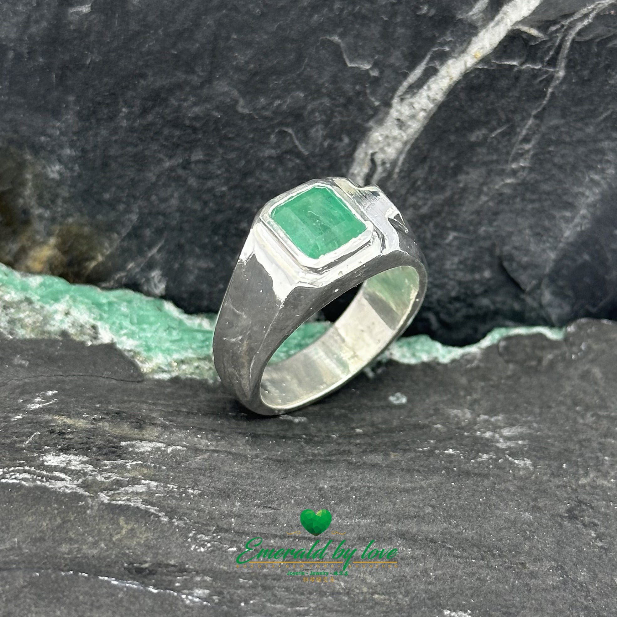 Bague en argent pour hommes avec émeraude carrée en serti clos