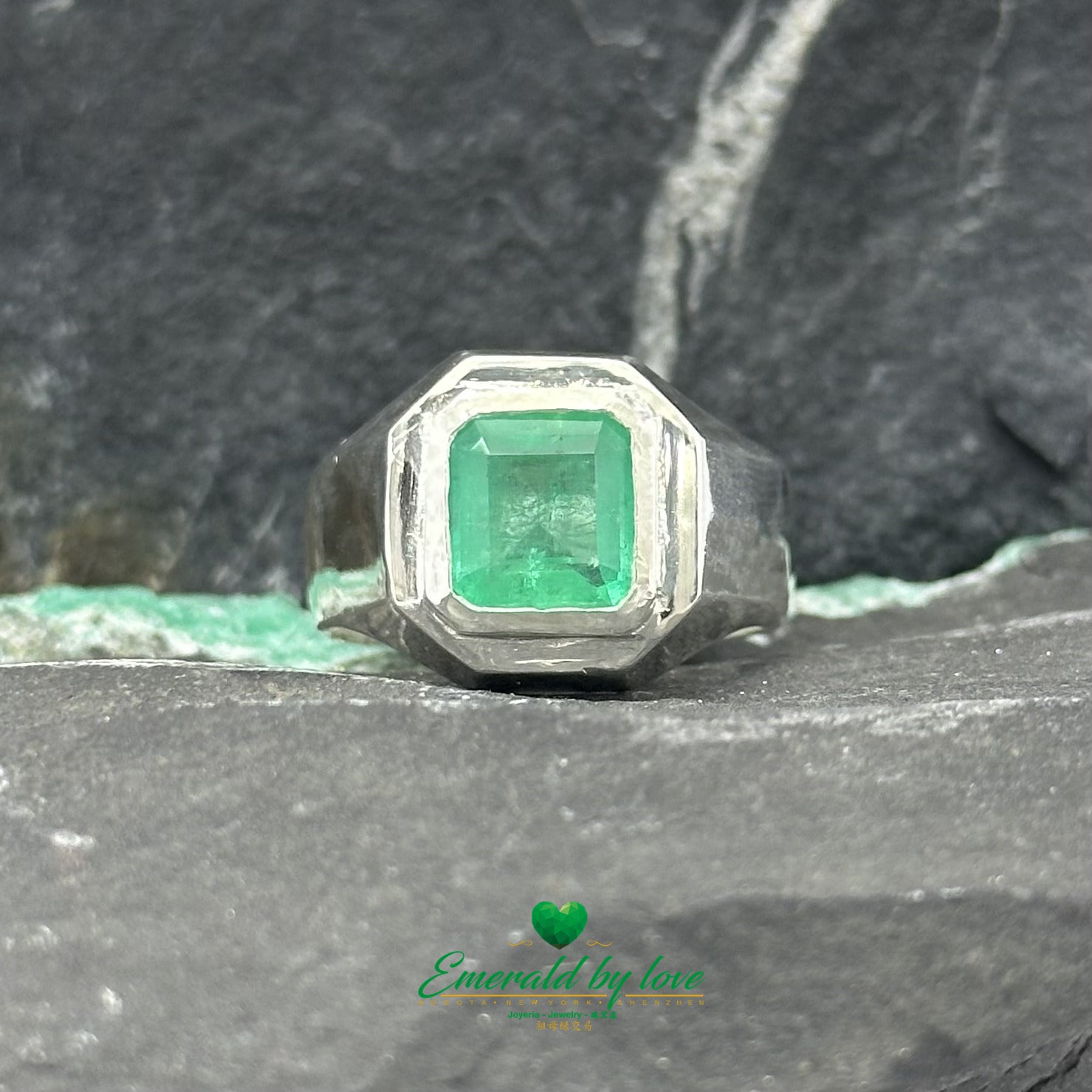 Masculinité raffinée : bague en argent sertie d'une lunette carrée en émeraude pour hommes