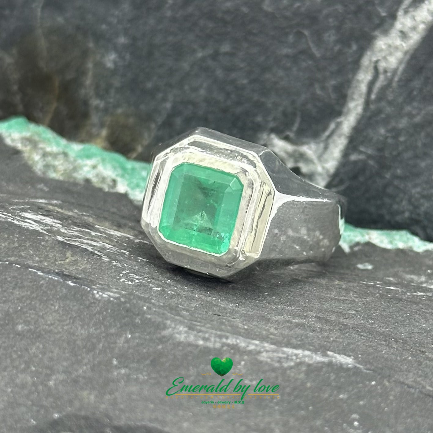 Masculinité raffinée : bague en argent sertie d'une lunette carrée en émeraude pour hommes