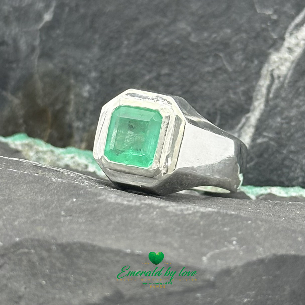 Masculinité raffinée : bague en argent sertie d'une lunette carrée en émeraude pour hommes