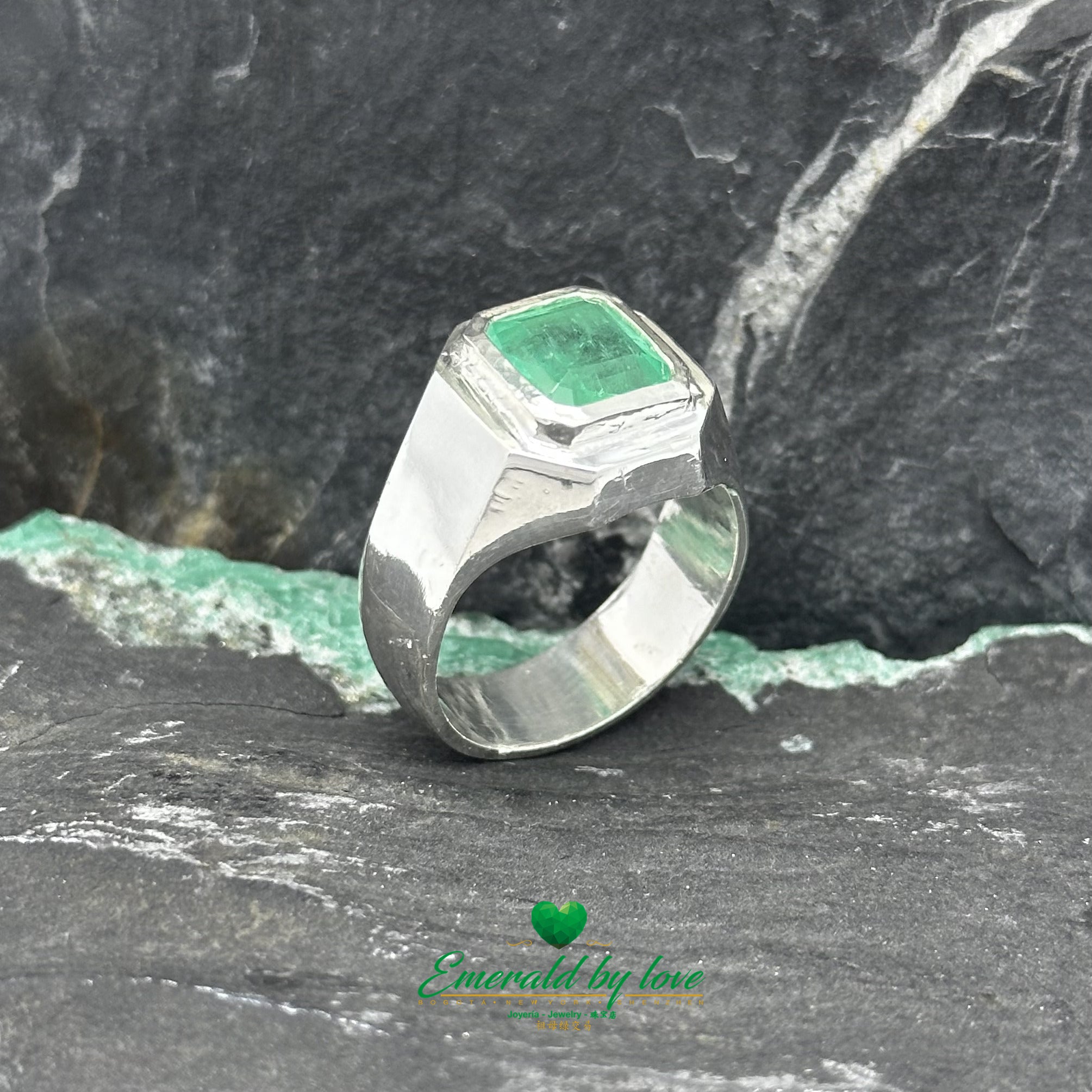 Masculinité raffinée : bague en argent sertie d'une lunette carrée en émeraude pour hommes