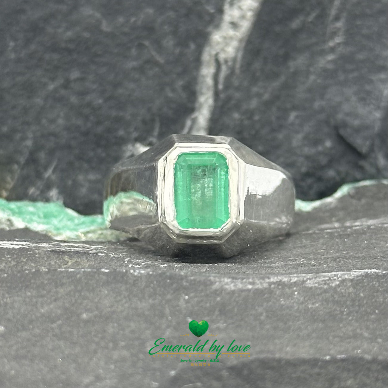 Bague sophistiquée en argent sterling pour hommes avec émeraude rectangulaire sertie d'un chaton