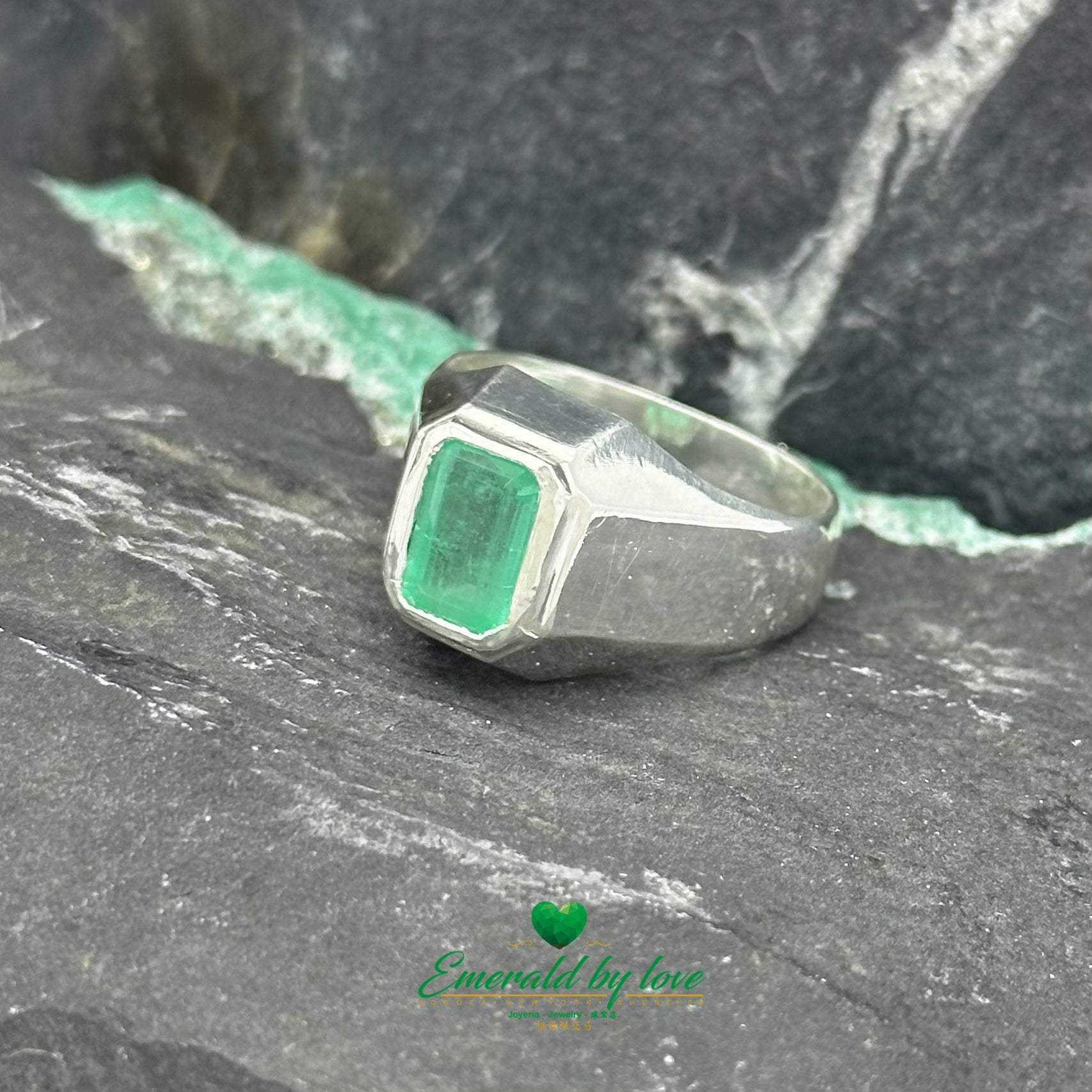 Bague sophistiquée en argent sterling pour hommes avec émeraude rectangulaire sertie d'un chaton