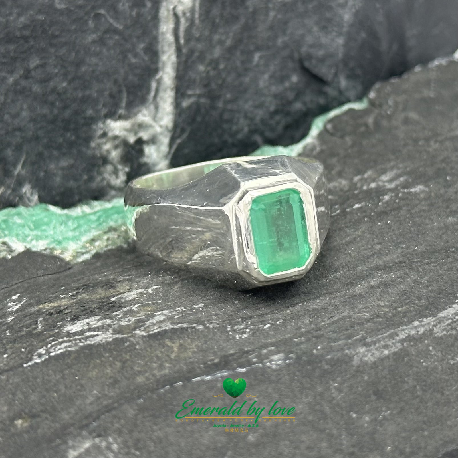 Bague sophistiquée en argent sterling pour hommes avec émeraude rectangulaire sertie d'un chaton