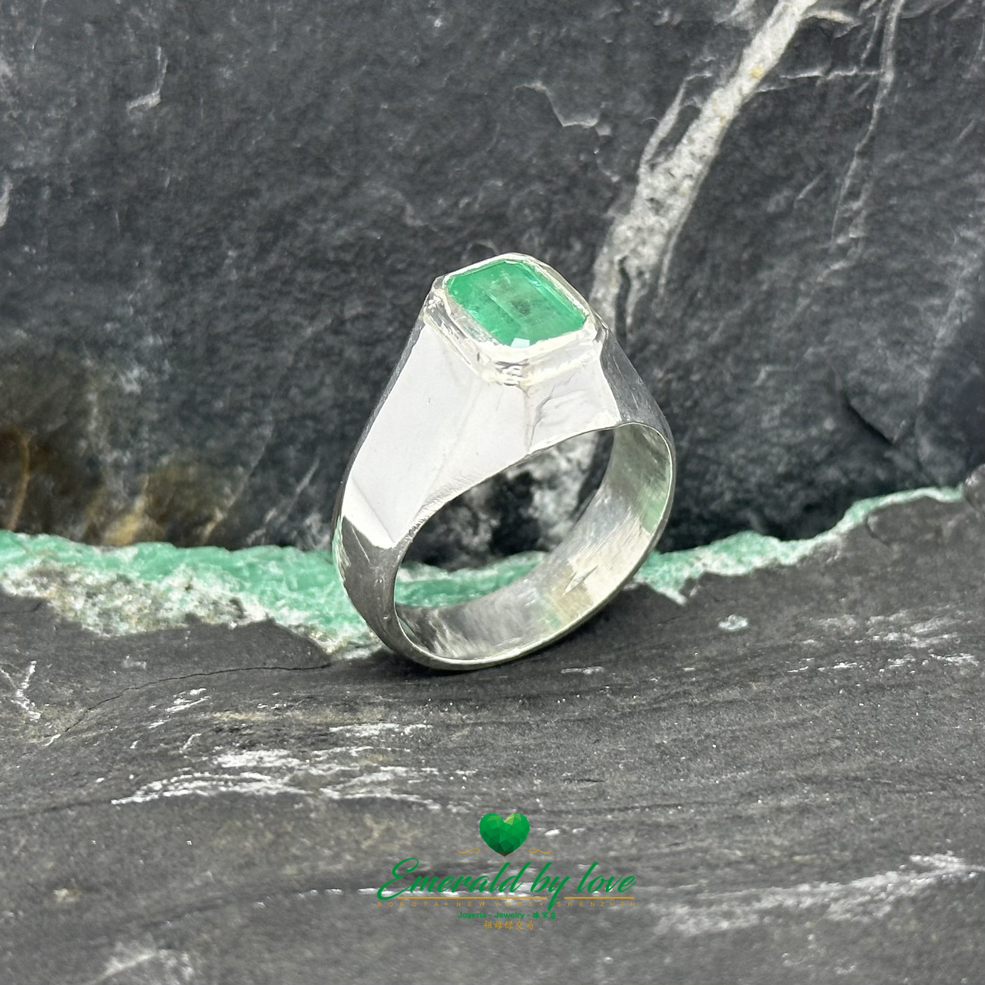 Bague sophistiquée en argent sterling pour hommes avec émeraude rectangulaire sertie d'un chaton