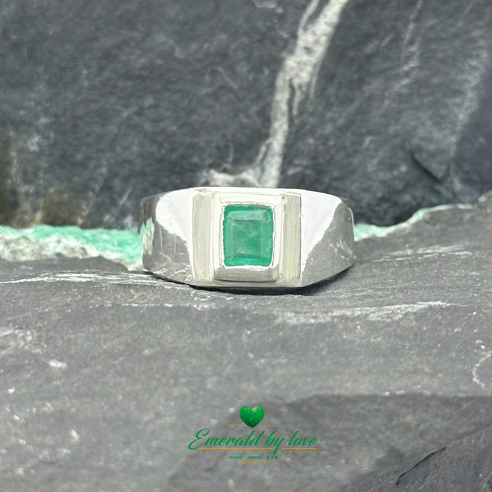 Bague pour homme en argent serti clos d'émeraude rectangulaire verticale