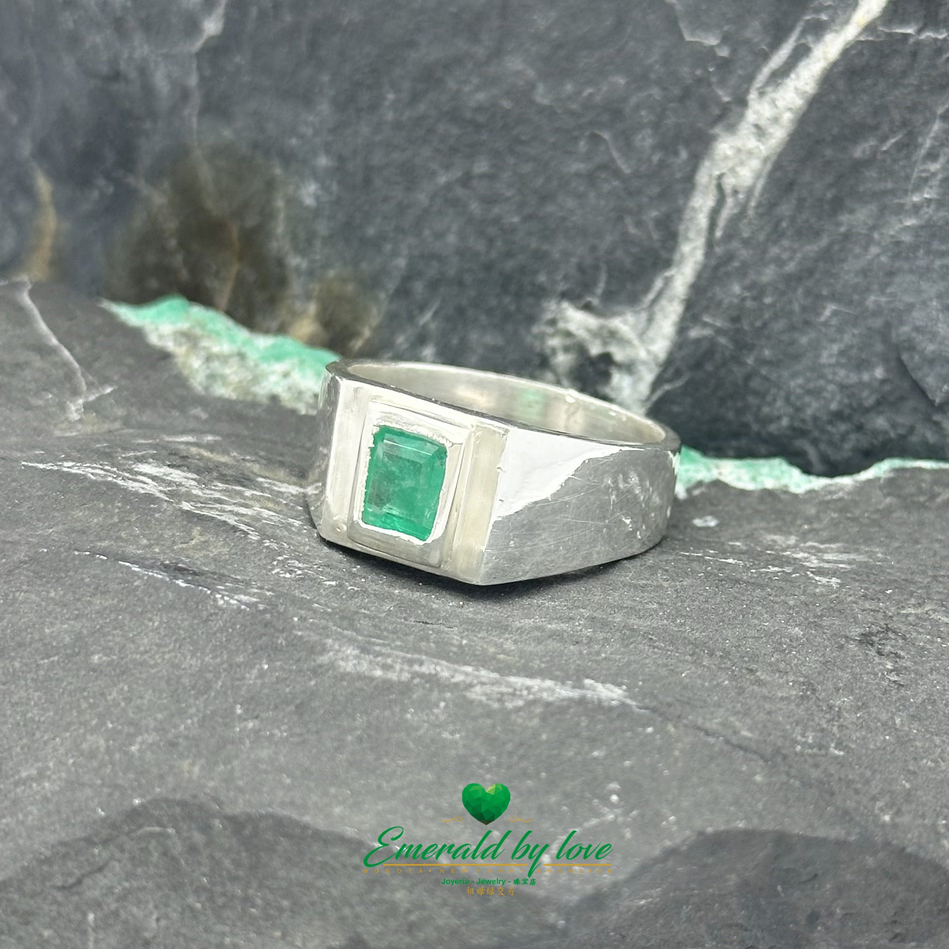 Bague pour homme en argent serti clos d'émeraude rectangulaire verticale