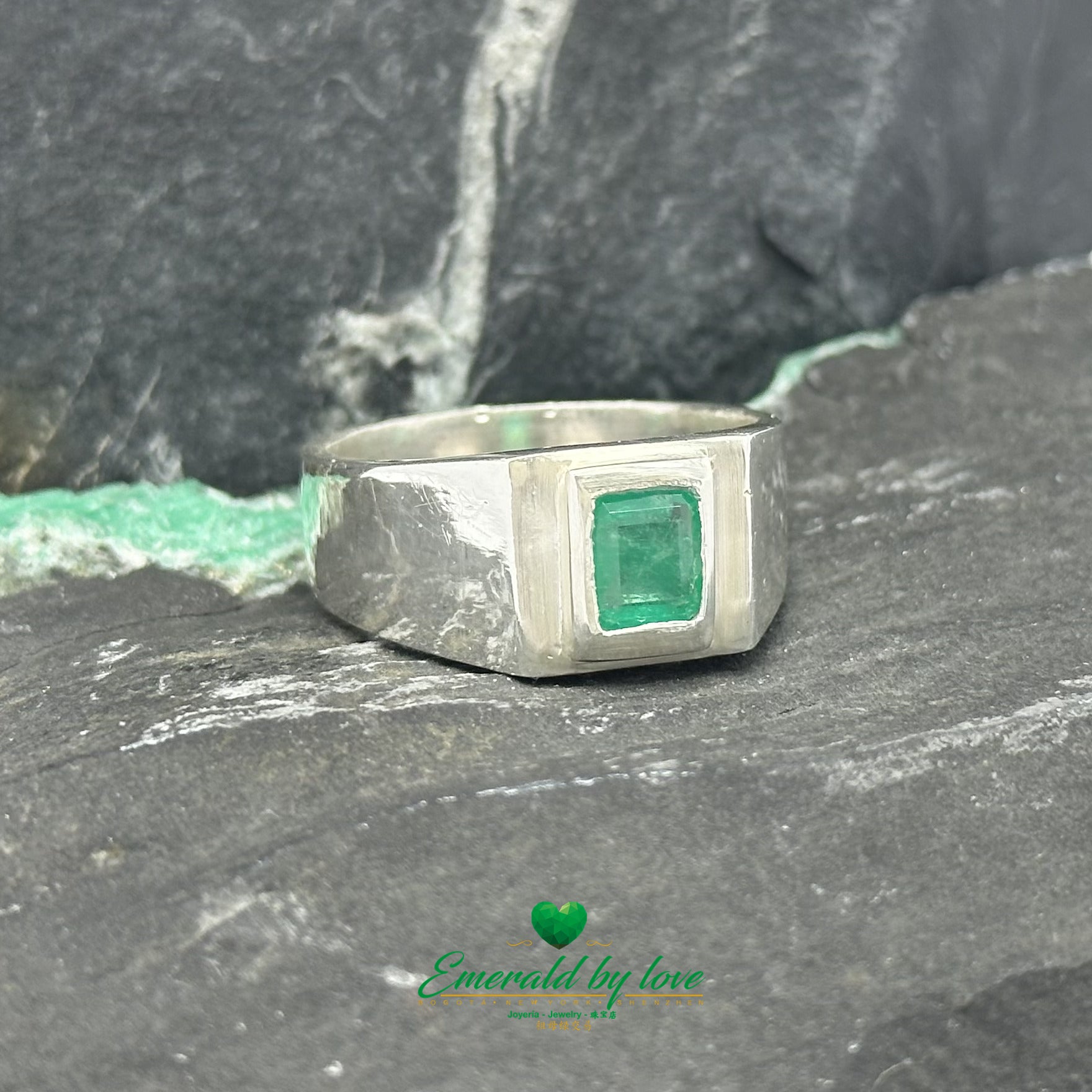 Bague pour homme en argent serti clos d'émeraude rectangulaire verticale