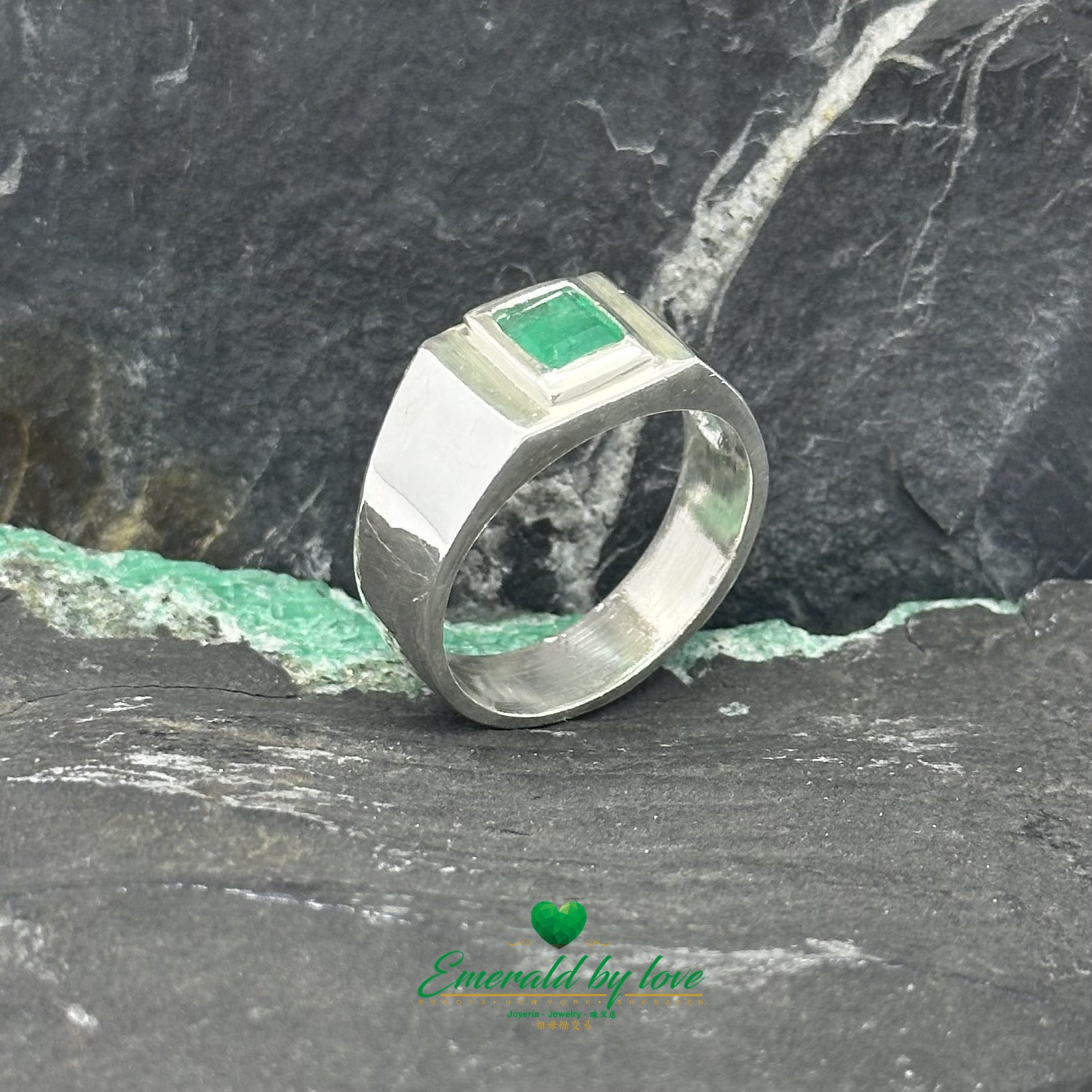 Bague pour homme en argent serti clos d'émeraude rectangulaire verticale