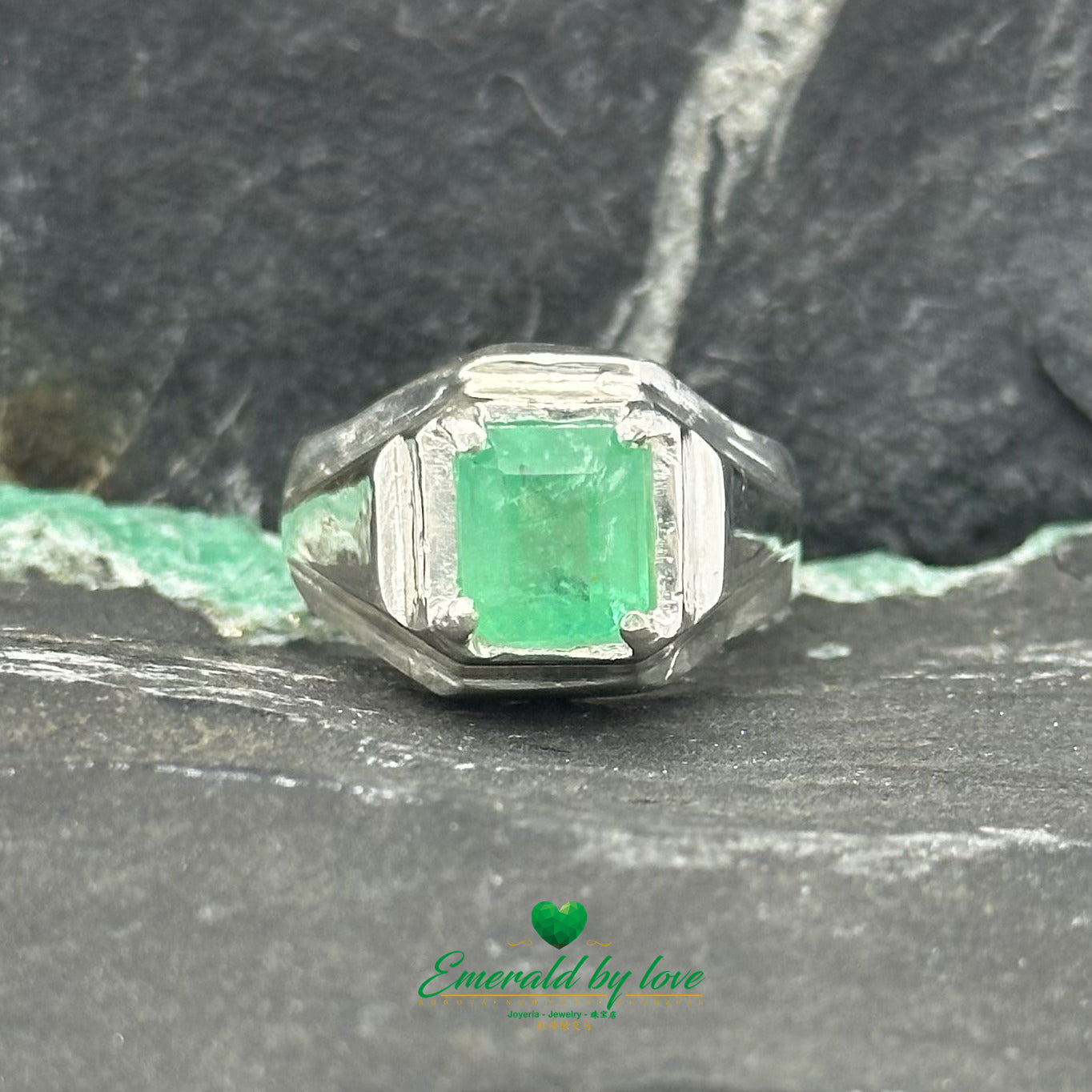 Bague pour homme émeraude carrée avec serti à quatre griffes en argent