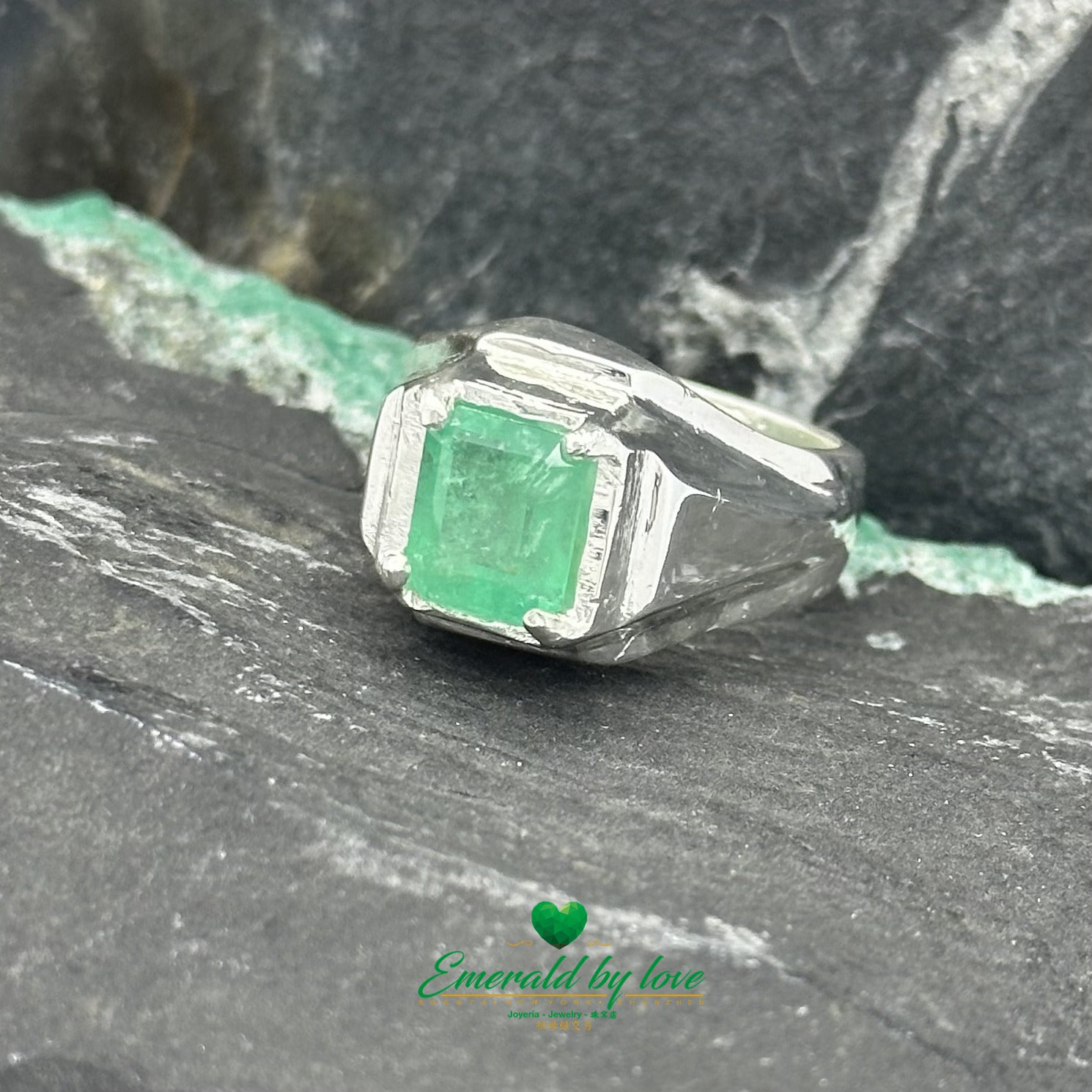Bague pour homme émeraude carrée avec serti à quatre griffes en argent