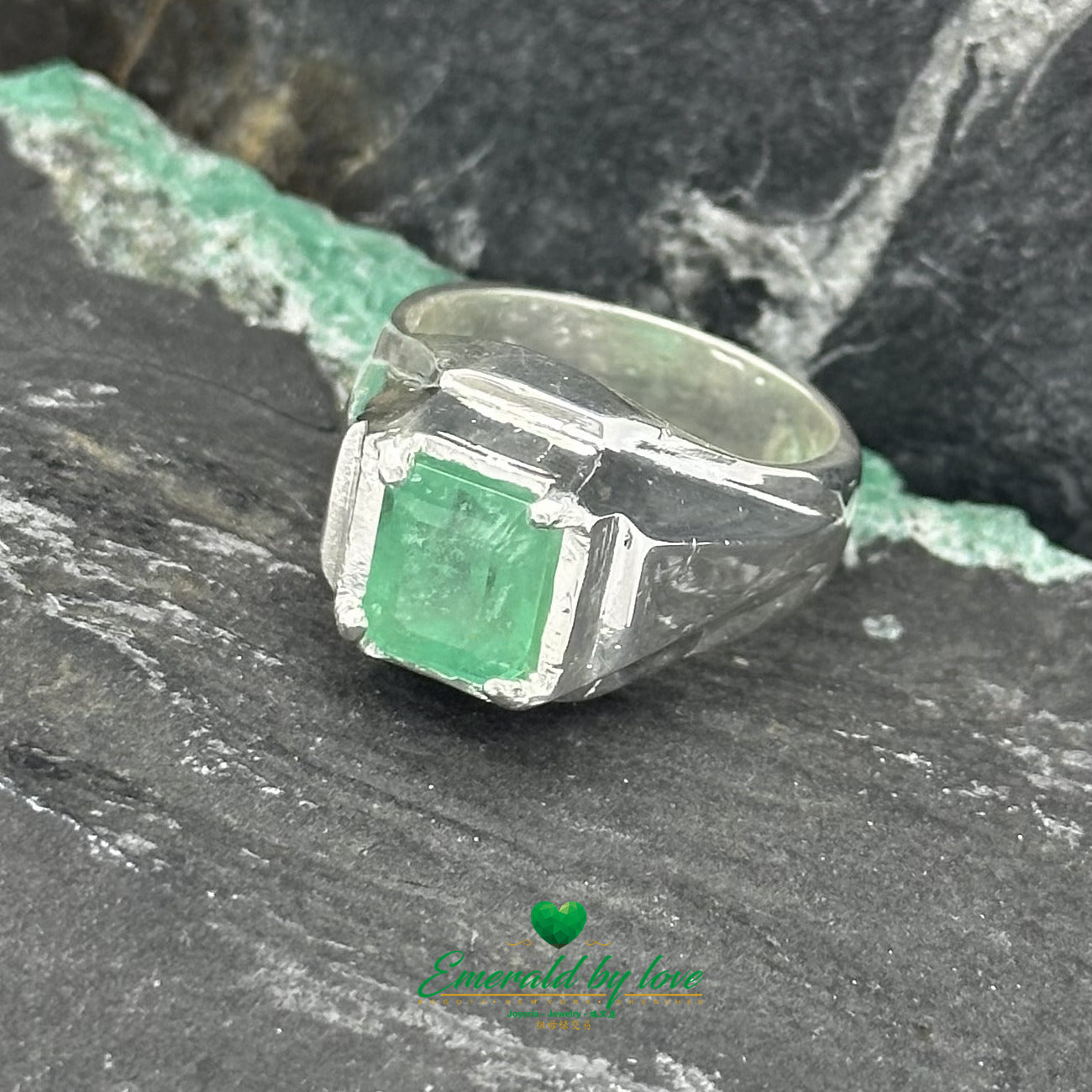 Bague pour homme émeraude carrée avec serti à quatre griffes en argent