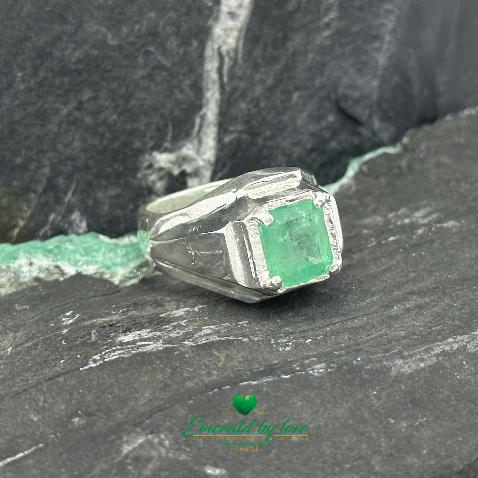 Bague pour homme émeraude carrée avec serti à quatre griffes en argent