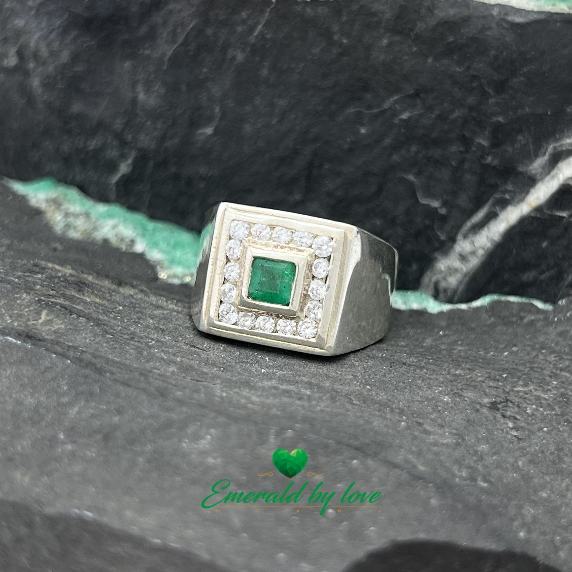 Bague élégante en argent pour homme avec lunette sertie d'émeraude carrée et de zircons
