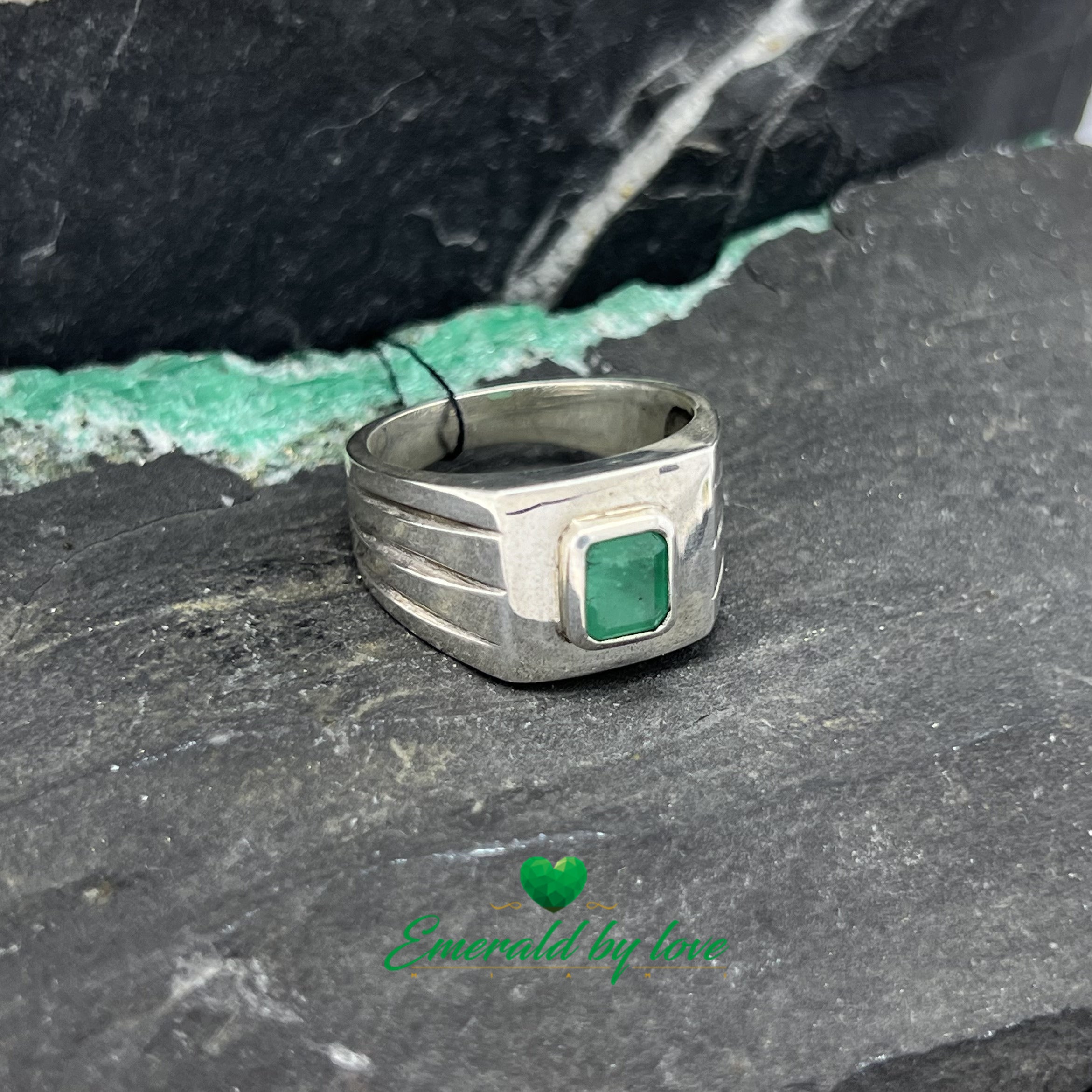 Bague en argent pour homme avec émeraude colombienne carrée en sertissage clos et lignes décoratives