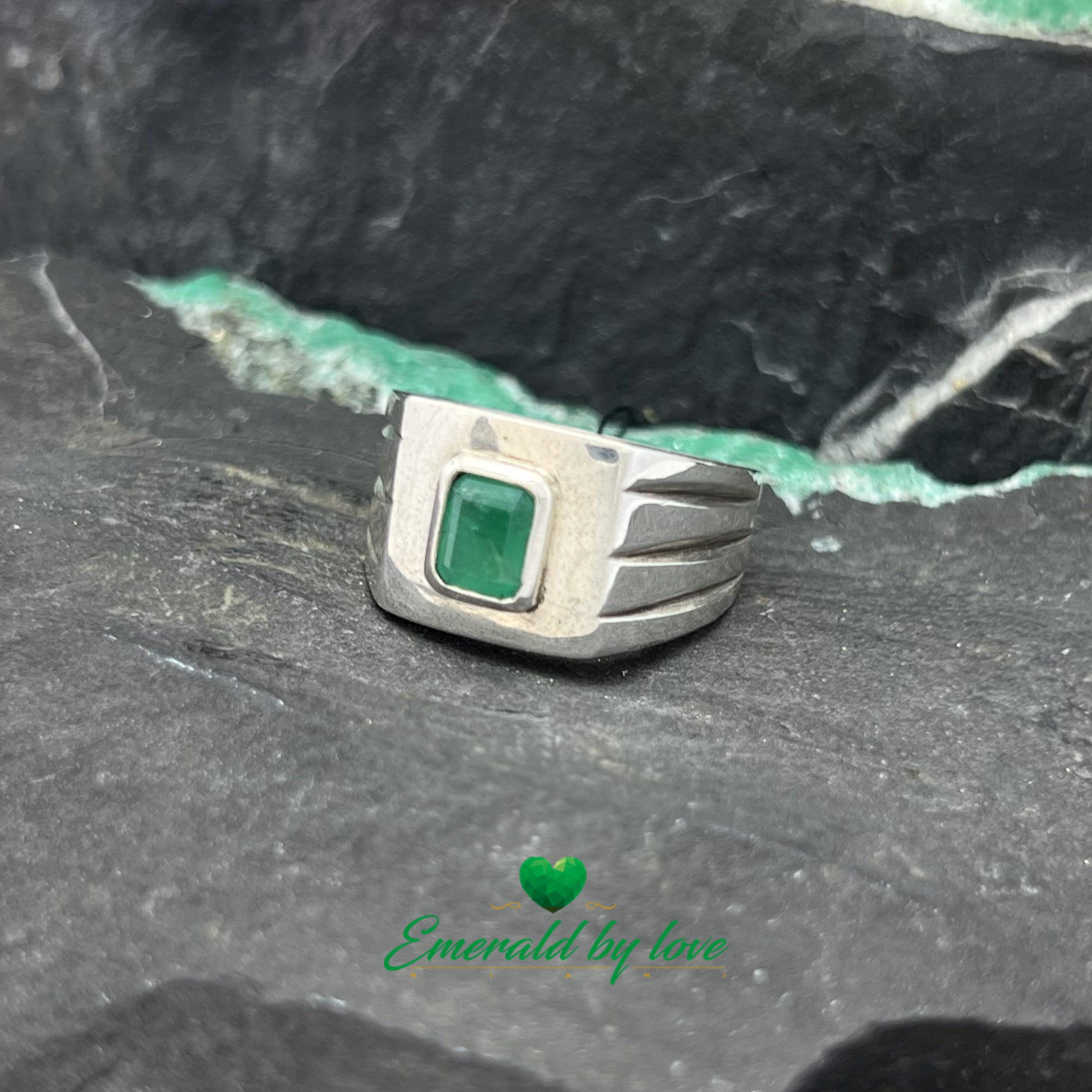 Bague en argent pour homme avec émeraude colombienne carrée en sertissage clos et lignes décoratives