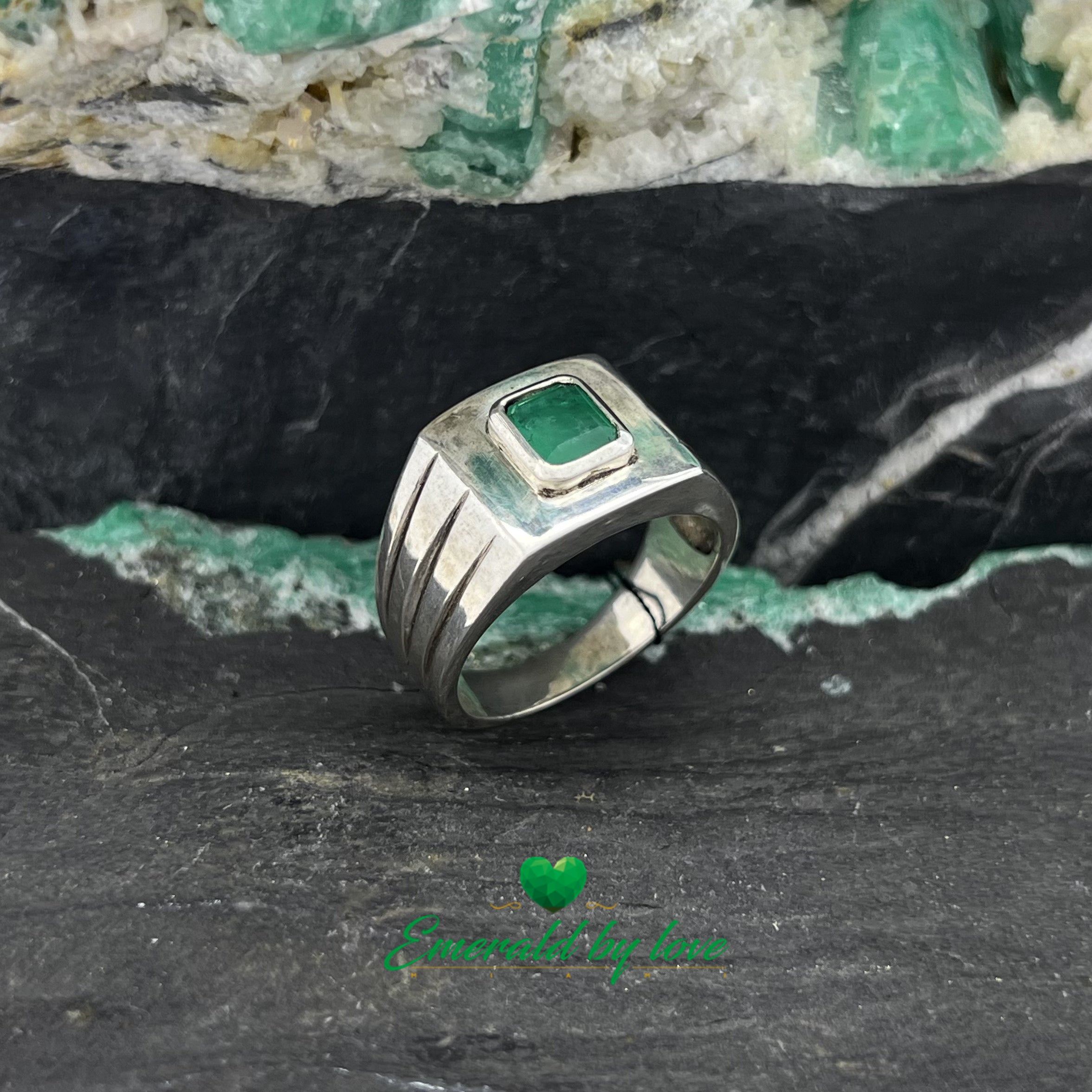 Bague en argent pour homme avec émeraude colombienne carrée en sertissage clos et lignes décoratives