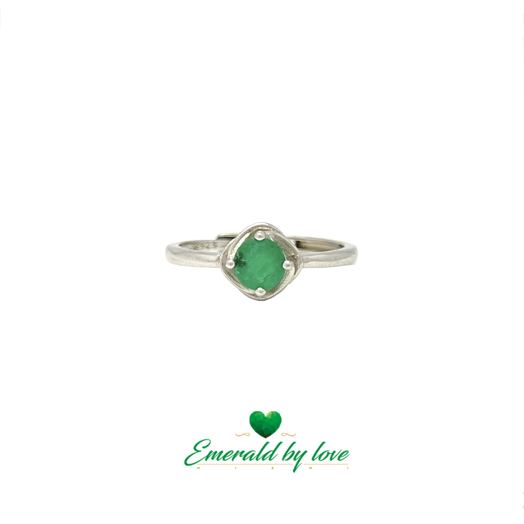 Bague solitaire avec émeraude ronde et monture décorative en arabesques