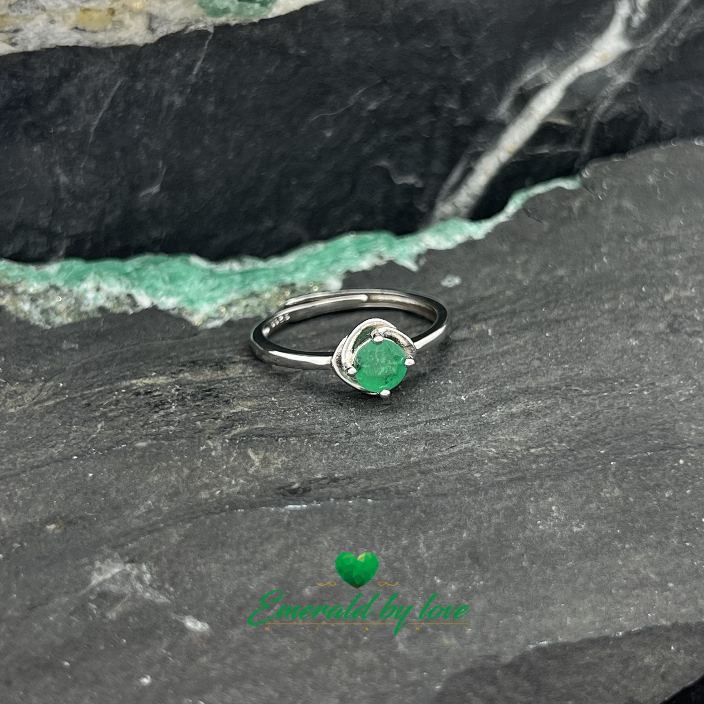 Bague solitaire avec émeraude ronde et monture décorative en arabesques