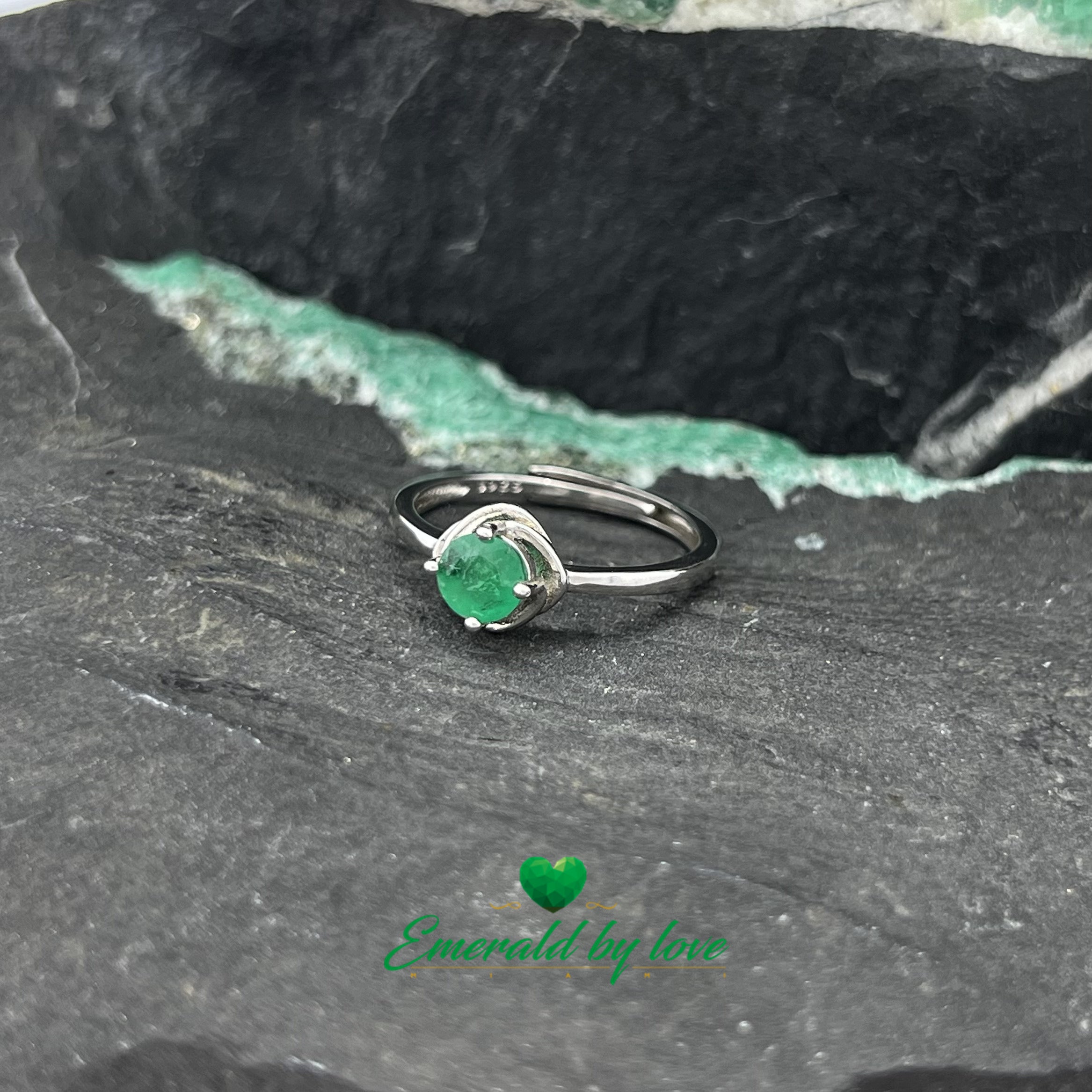 Bague solitaire avec émeraude ronde et monture décorative en arabesques