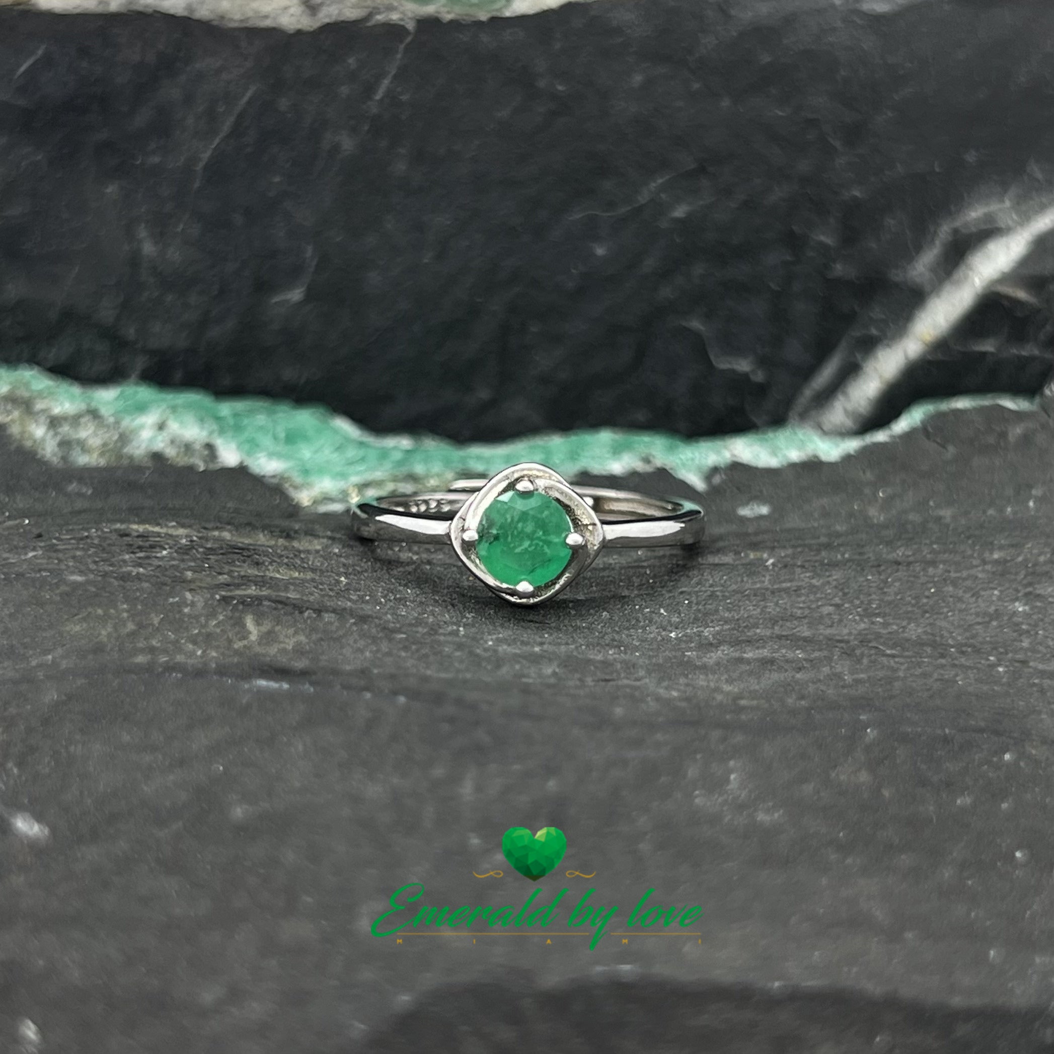 Bague solitaire avec émeraude ronde et monture décorative en arabesques