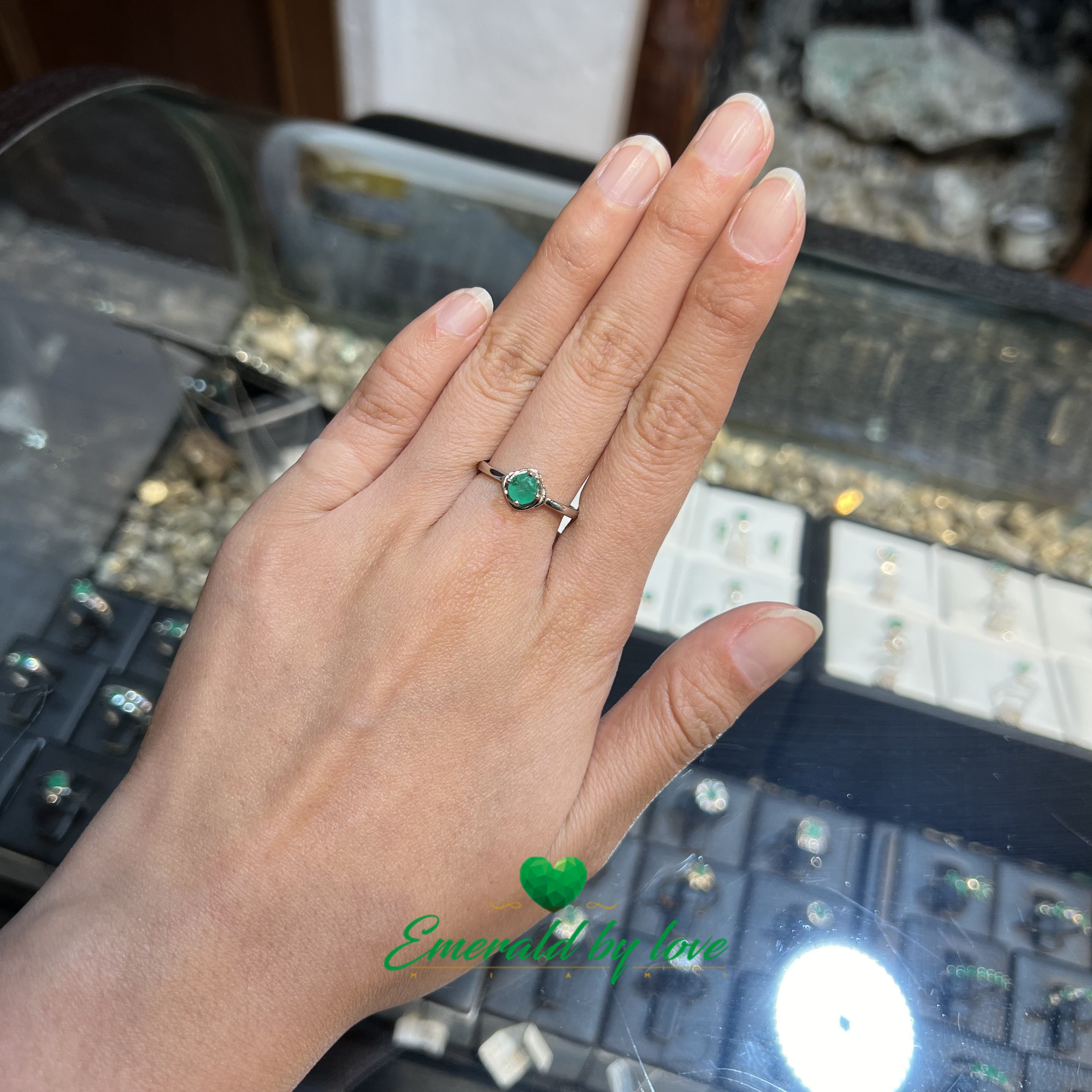 Bague solitaire avec émeraude ronde et monture décorative en arabesques