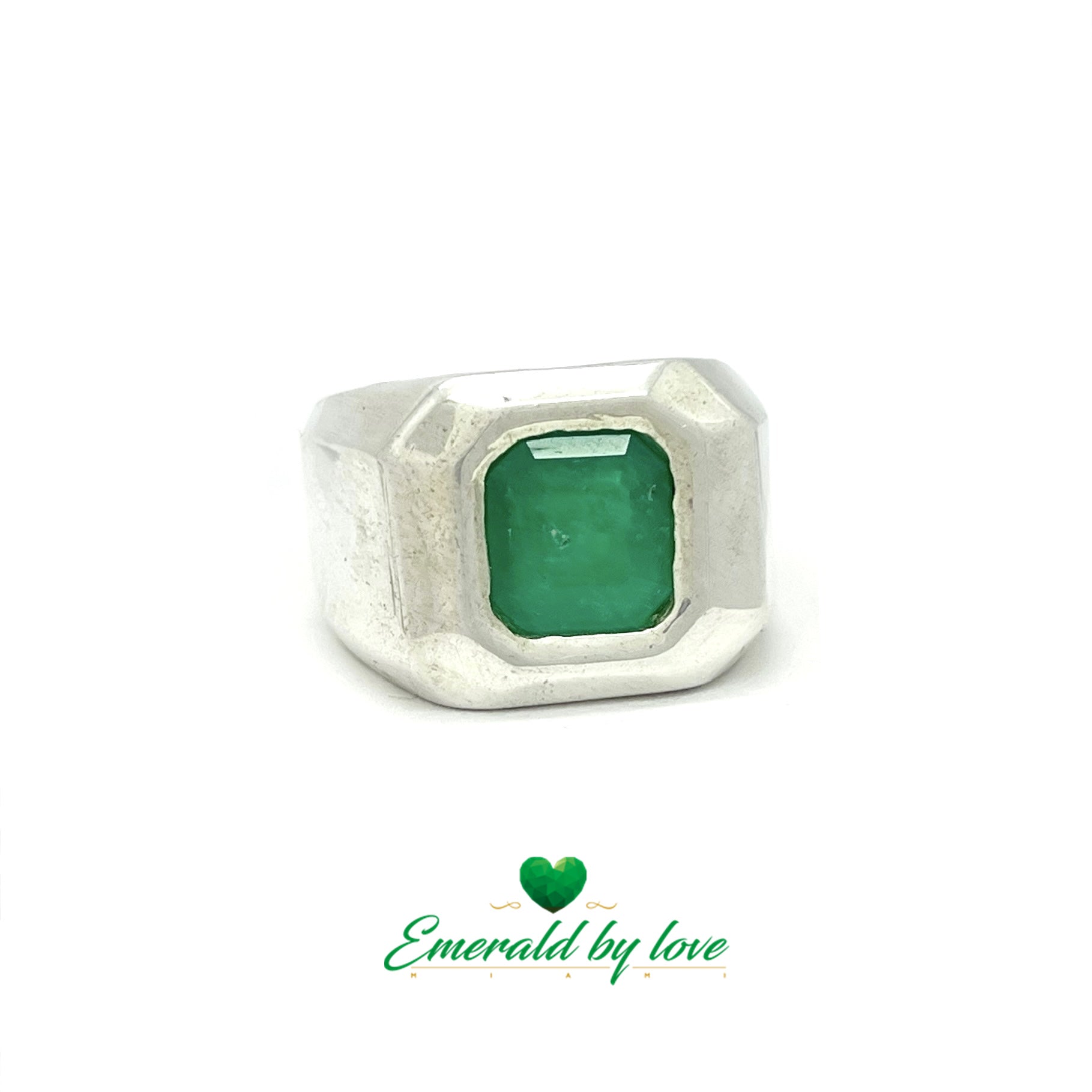 Bague pour homme à bande épaisse avec émeraude carrée dans un sertissage en chaton