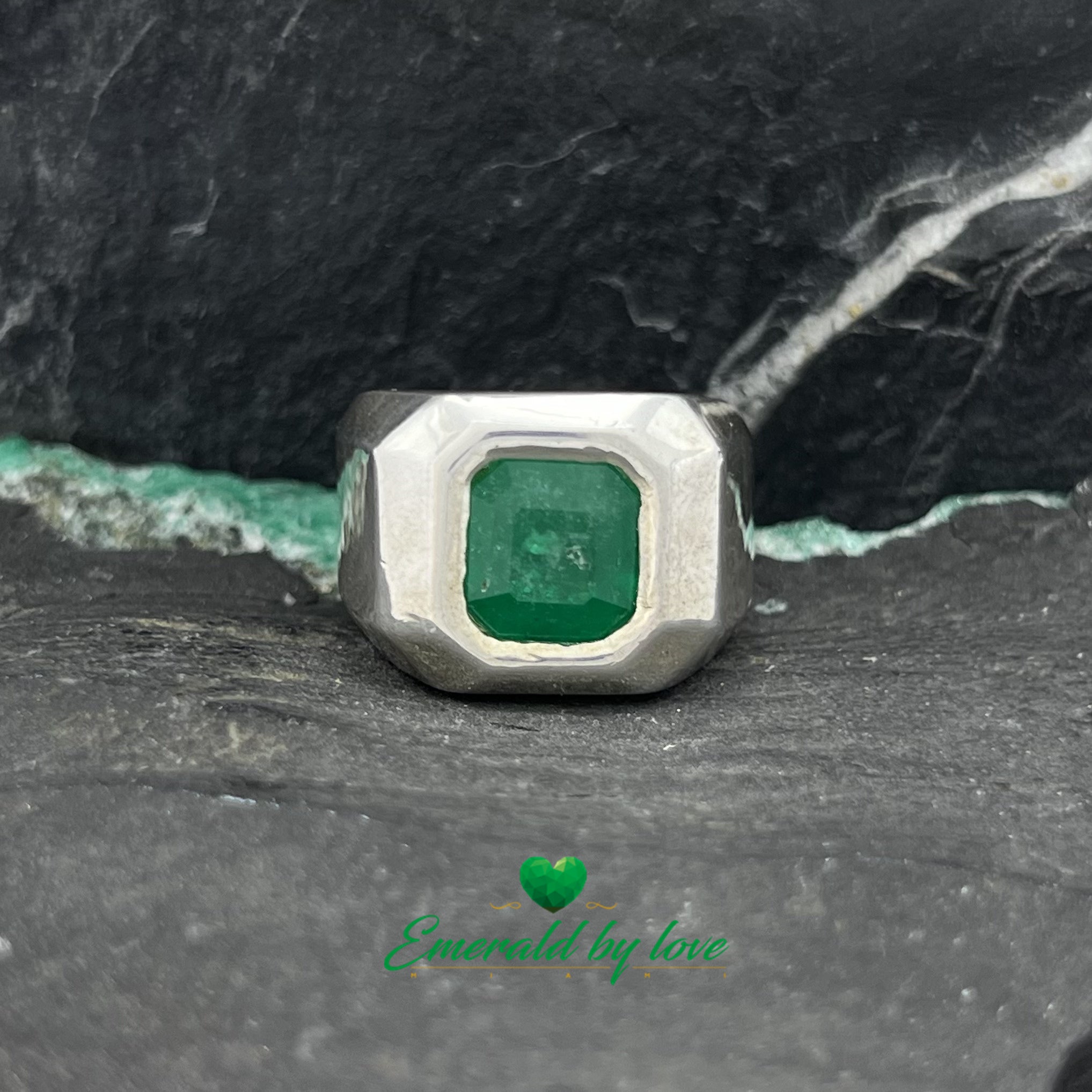 Bague pour homme à bande épaisse avec émeraude carrée dans un sertissage en chaton