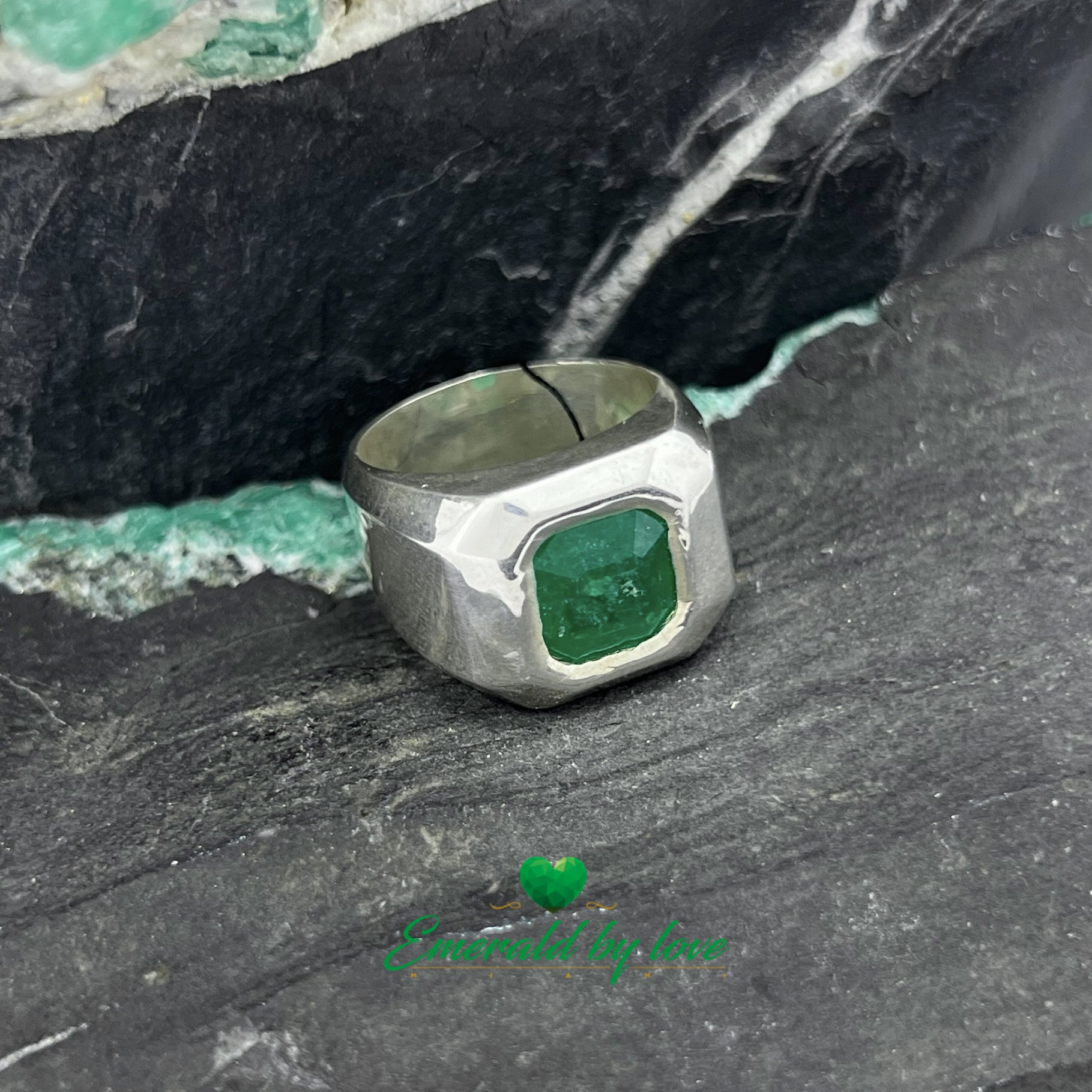 Bague pour homme à bande épaisse avec émeraude carrée dans un sertissage en chaton