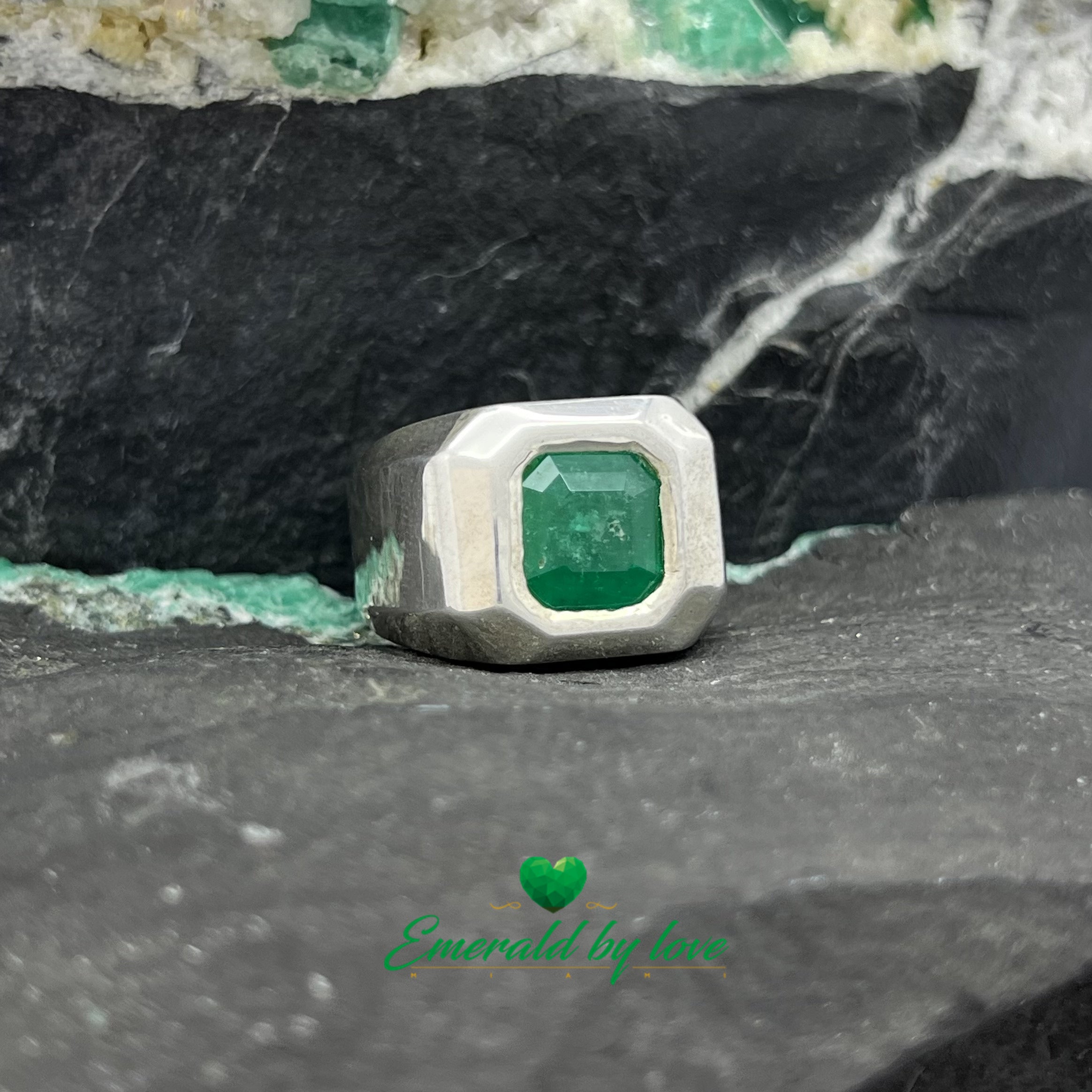 Bague pour homme à bande épaisse avec émeraude carrée dans un sertissage en chaton