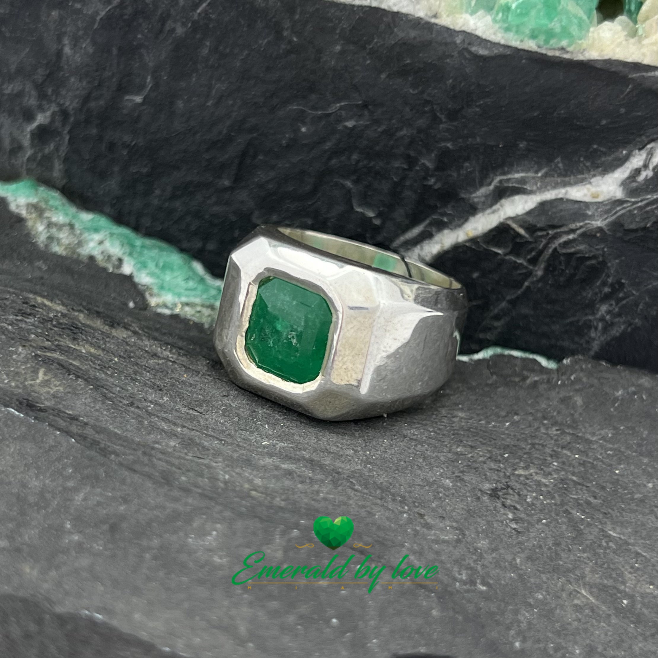 Bague pour homme à bande épaisse avec émeraude carrée dans un sertissage en chaton
