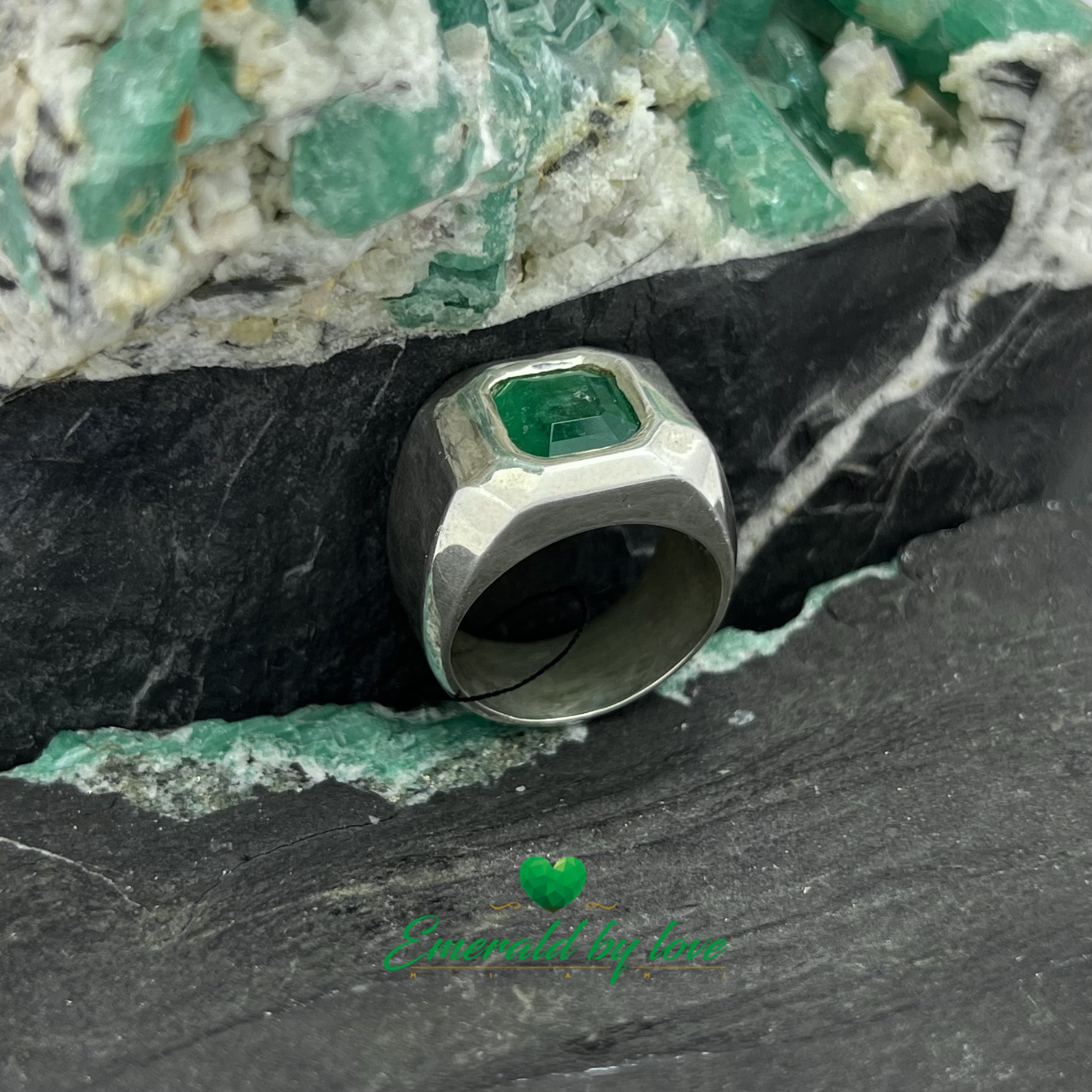 Bague pour homme à bande épaisse avec émeraude carrée dans un sertissage en chaton