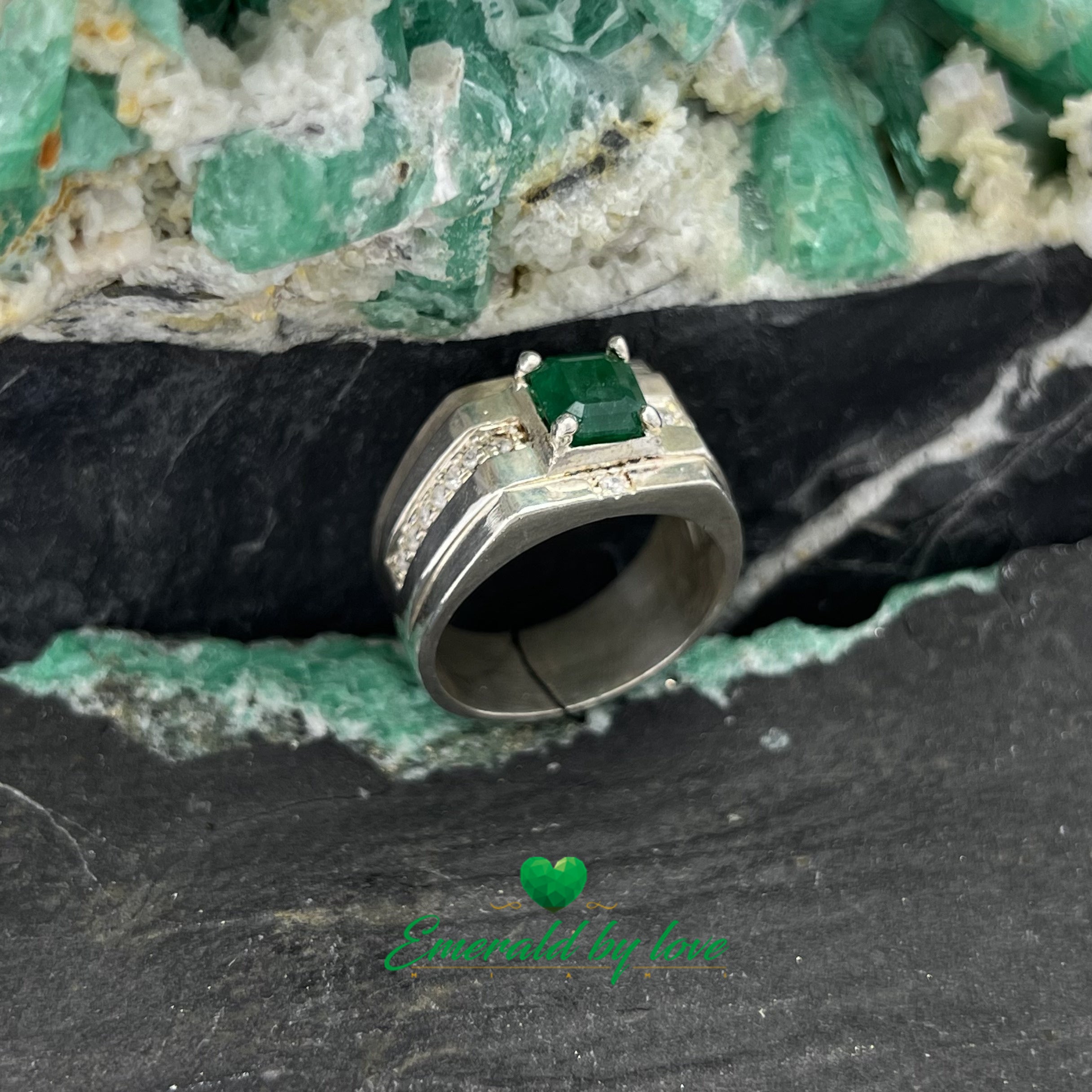 Bague en argent pour homme avec émeraude carrée et accents décoratifs en zircon