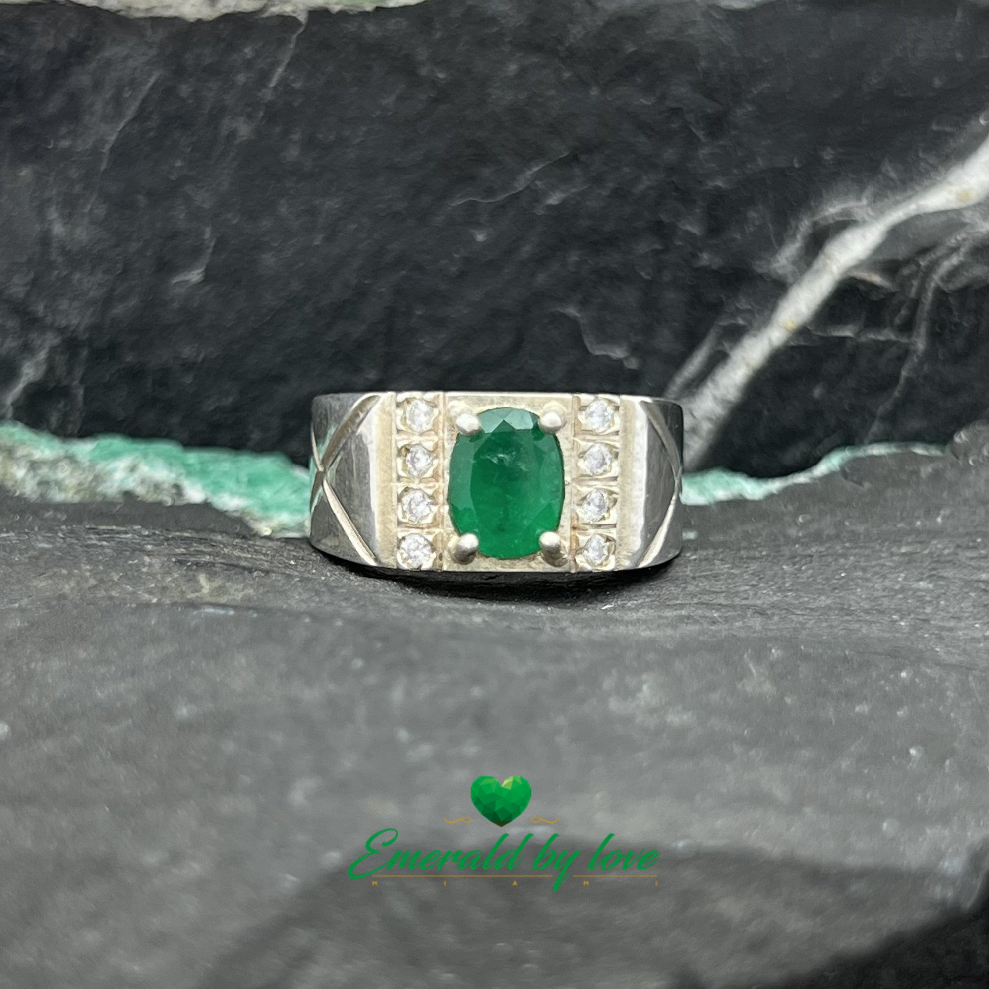 Bague pour homme en platine avec émeraude ovale et lignes latérales en zircon