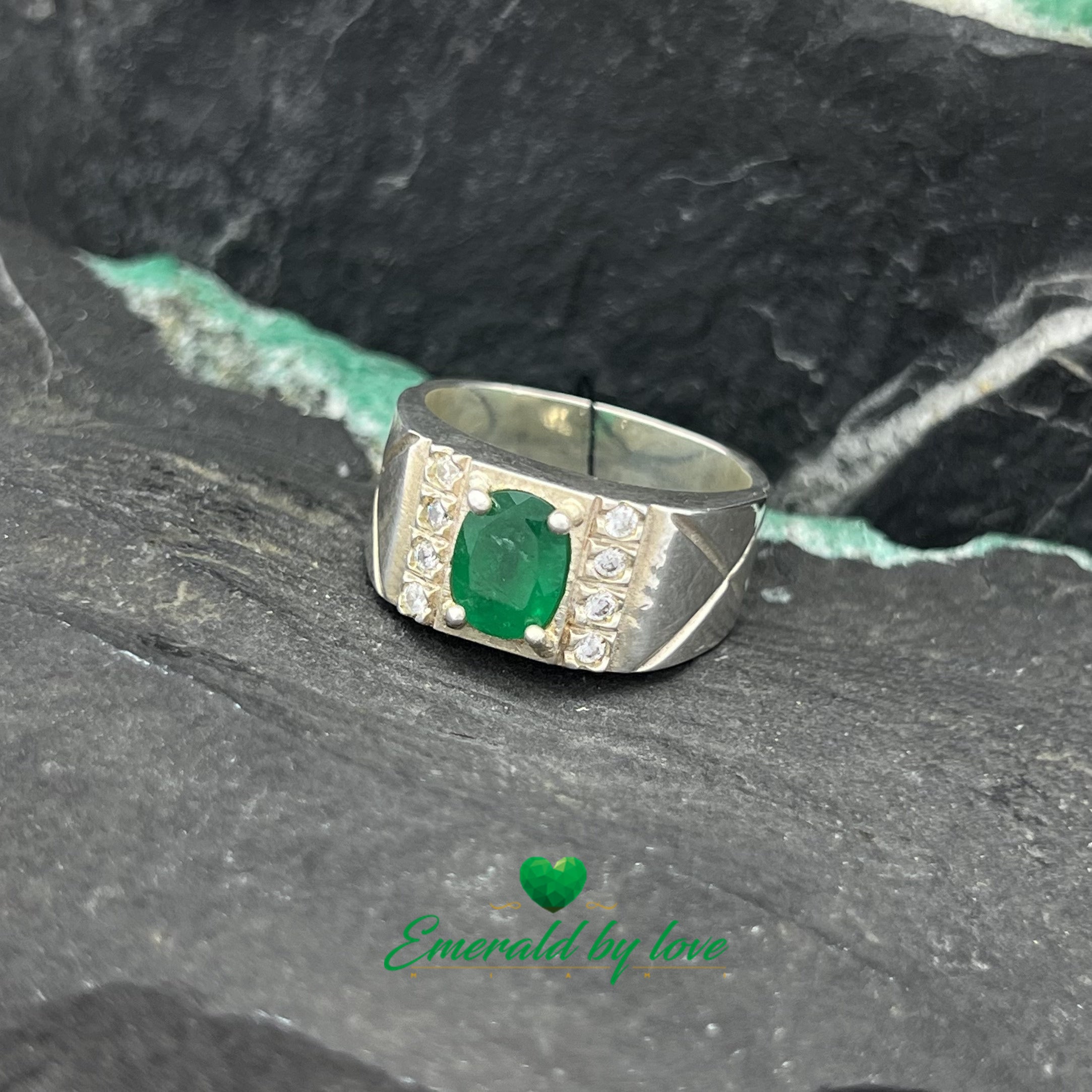 Bague pour homme en platine avec émeraude ovale et lignes latérales en zircon