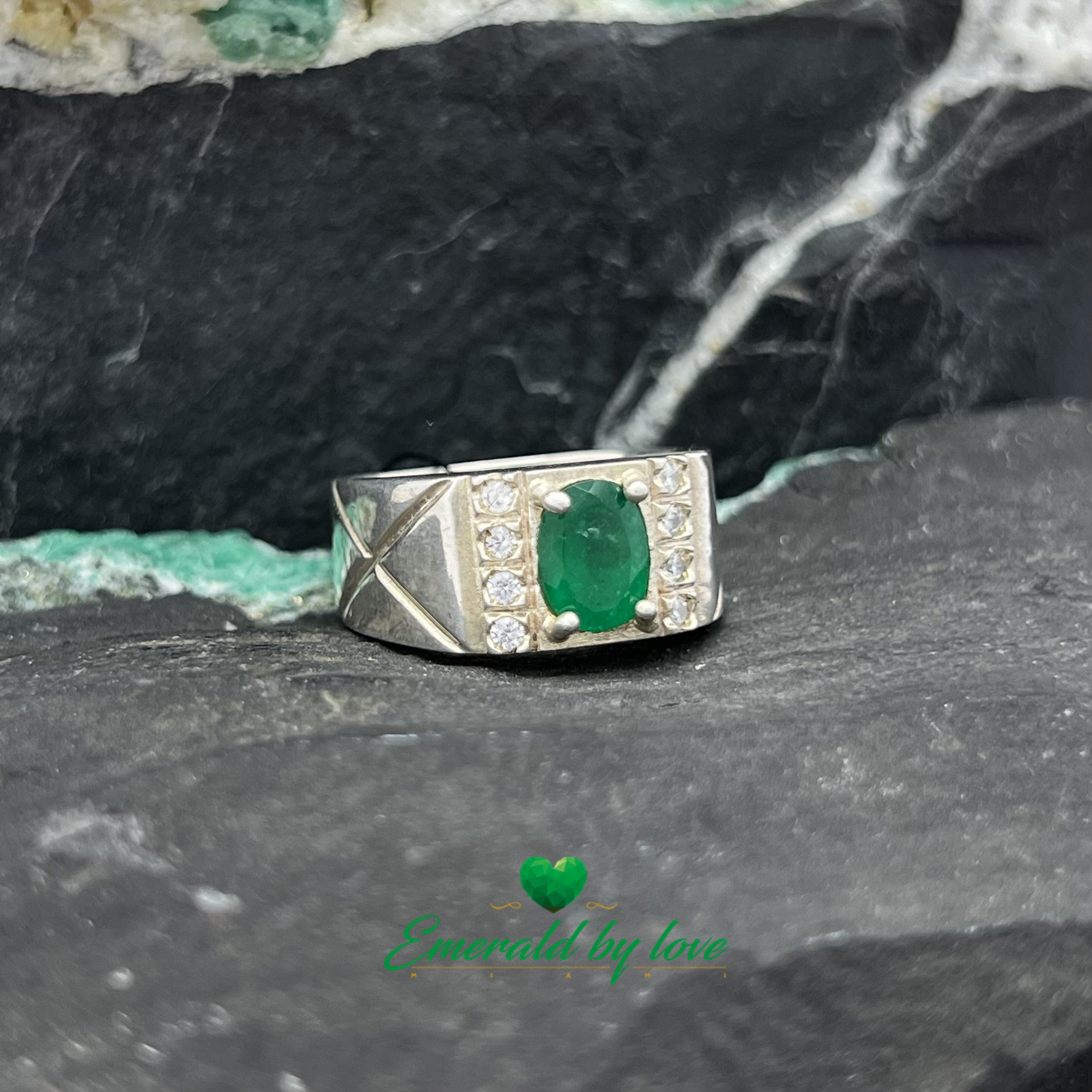 Bague pour homme en platine avec émeraude ovale et lignes latérales en zircon