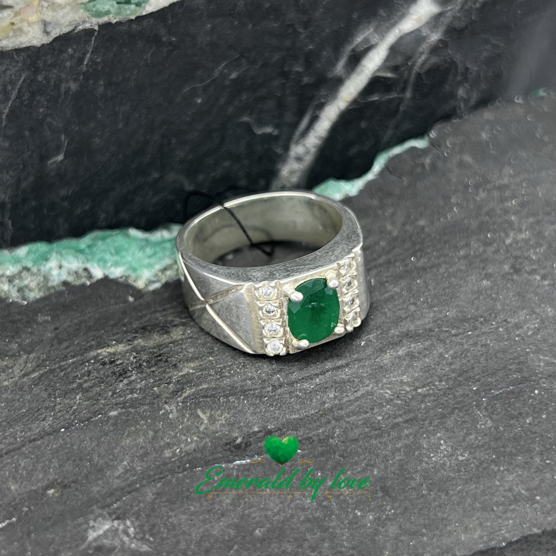 Bague pour homme en platine avec émeraude ovale et lignes latérales en zircon
