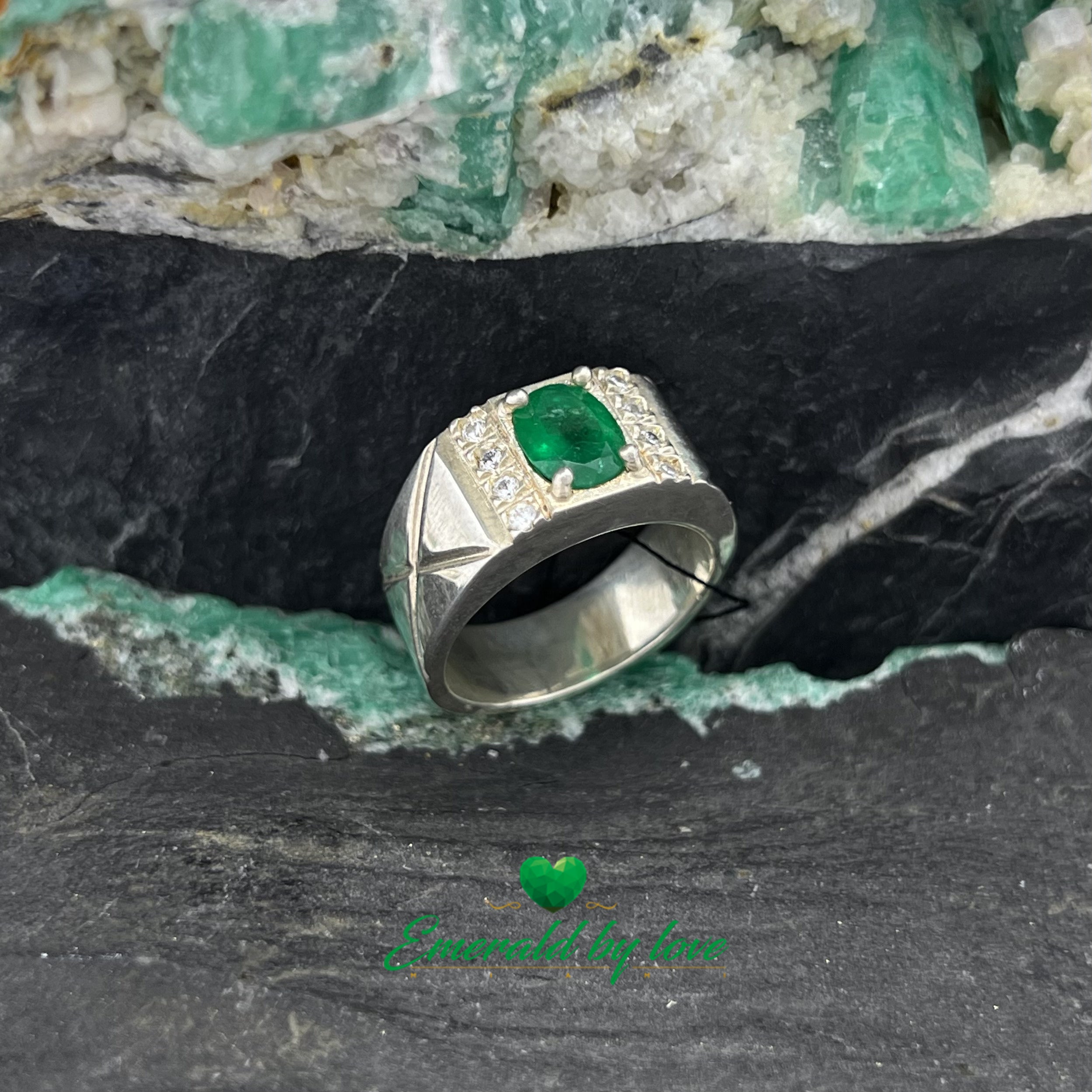 Bague pour homme en platine avec émeraude ovale et lignes latérales en zircon