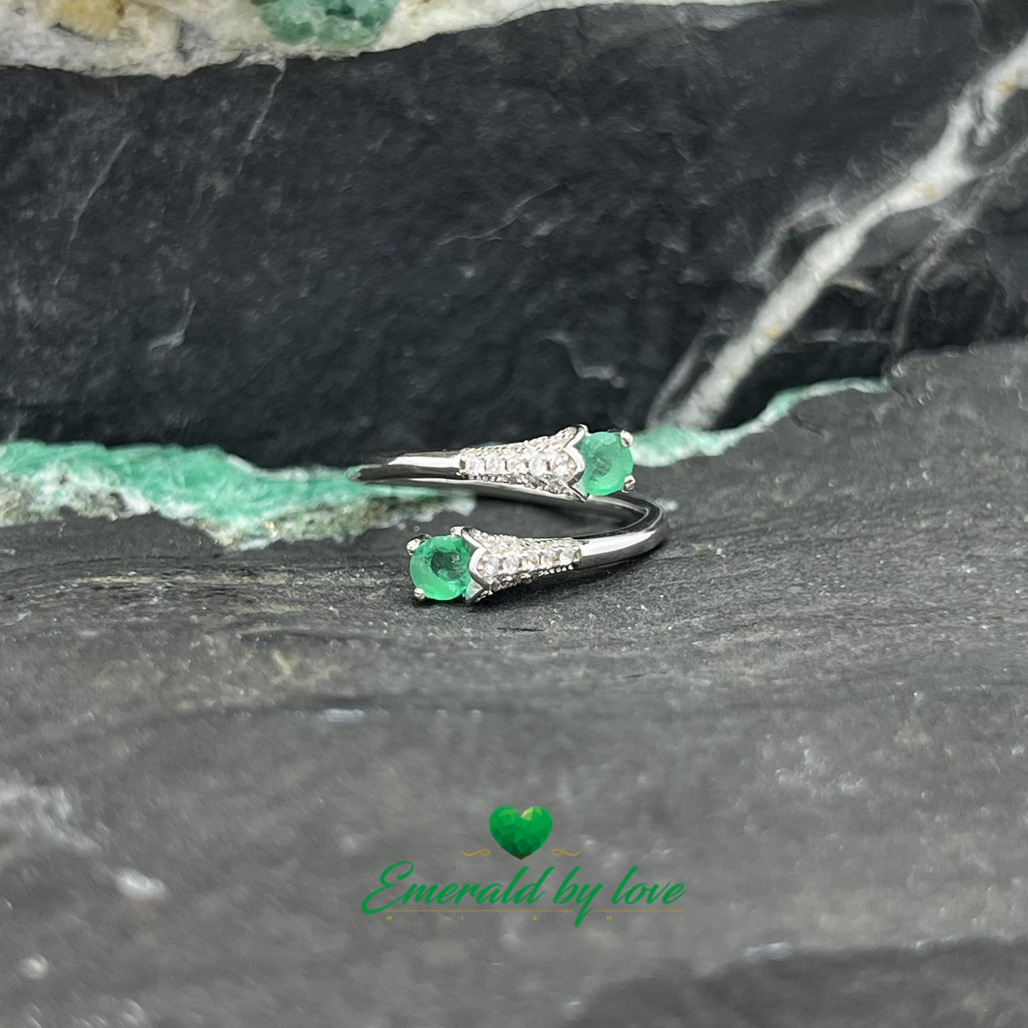 Bague élégante en argent avec émeraudes et motif arabesque complexe