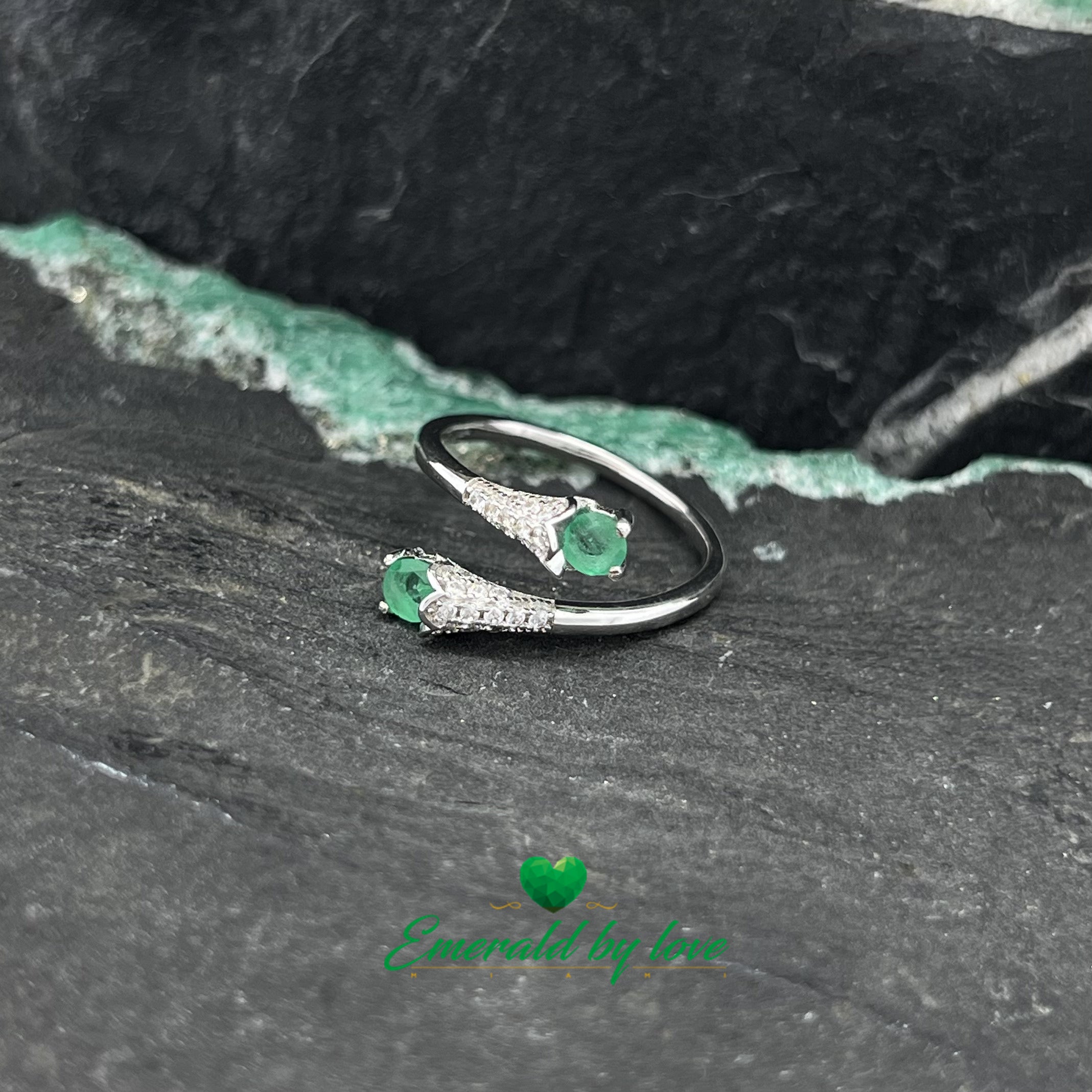 Bague élégante en argent avec émeraudes et motif arabesque complexe