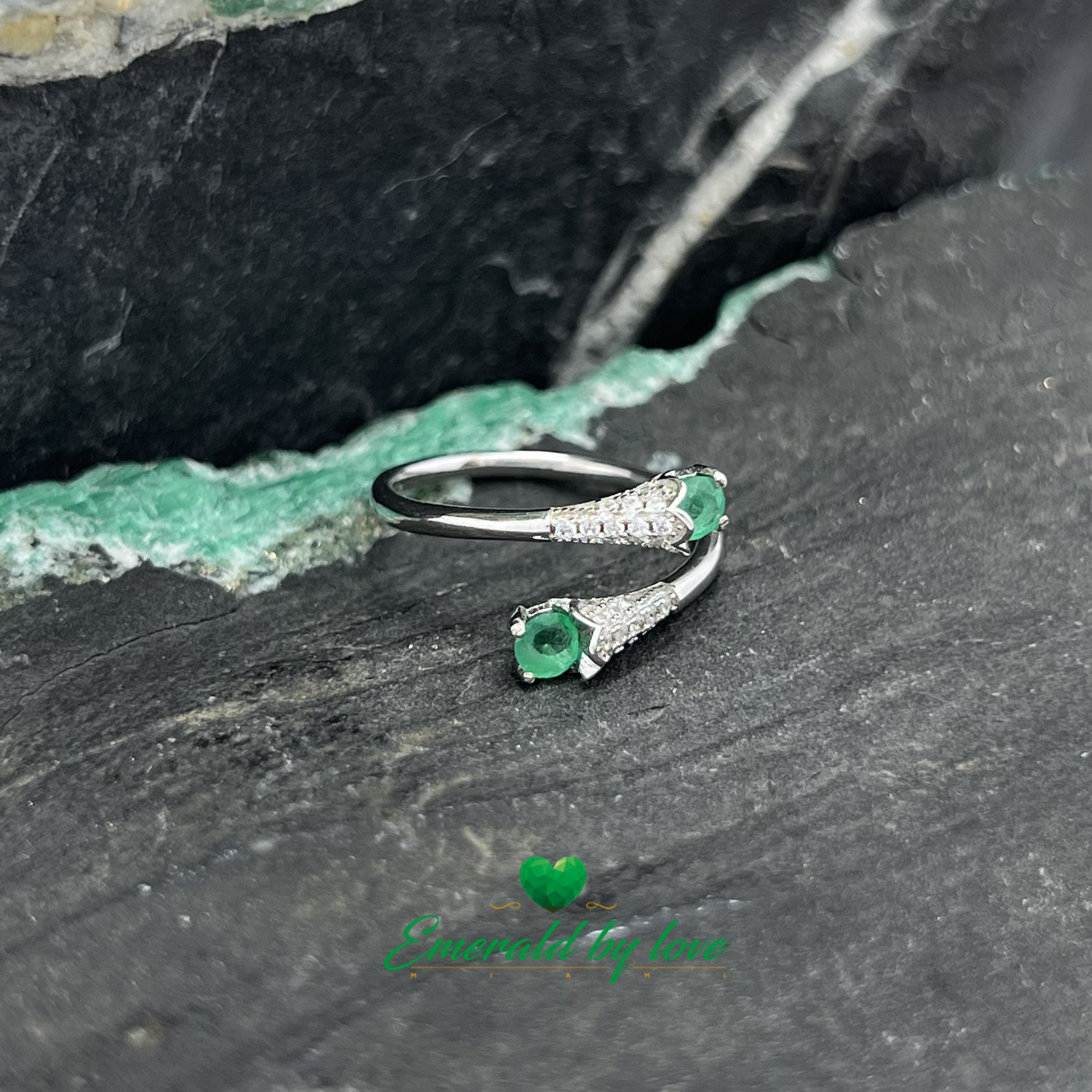 Bague élégante en argent avec émeraudes et motif arabesque complexe