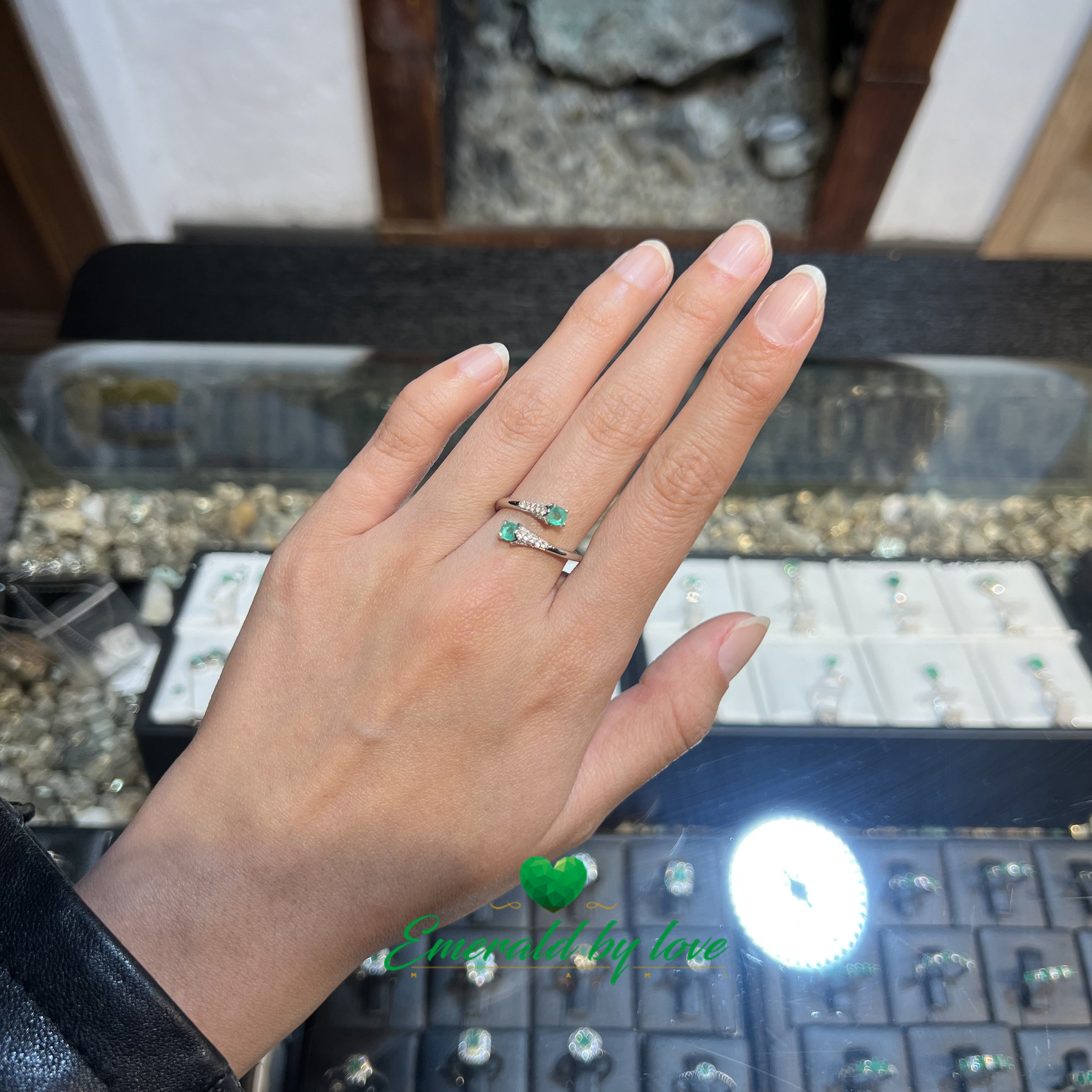 Bague élégante en argent avec émeraudes et motif arabesque complexe