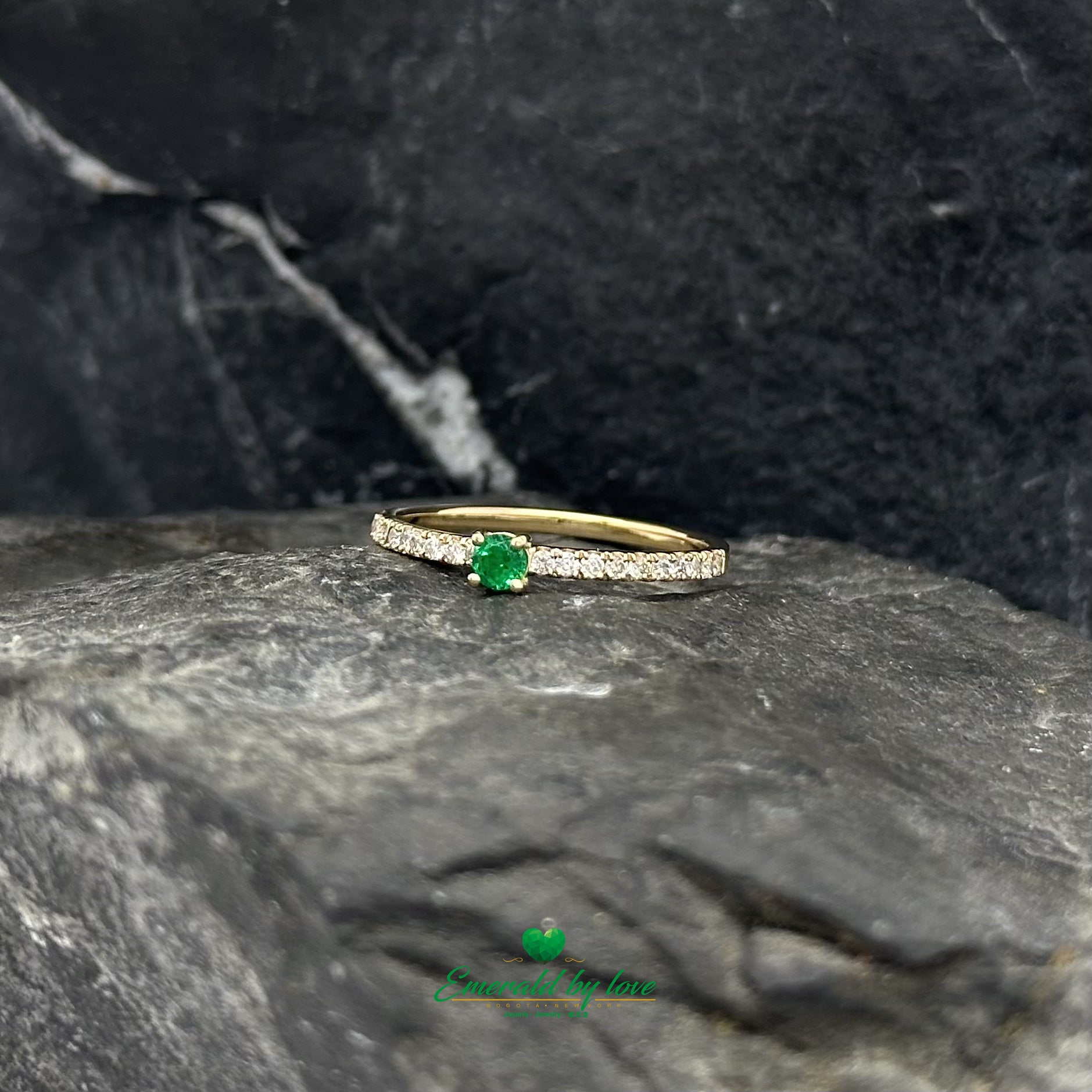 Crafted for brilliance—emerald from Colombia and diamonds in golden harmony.