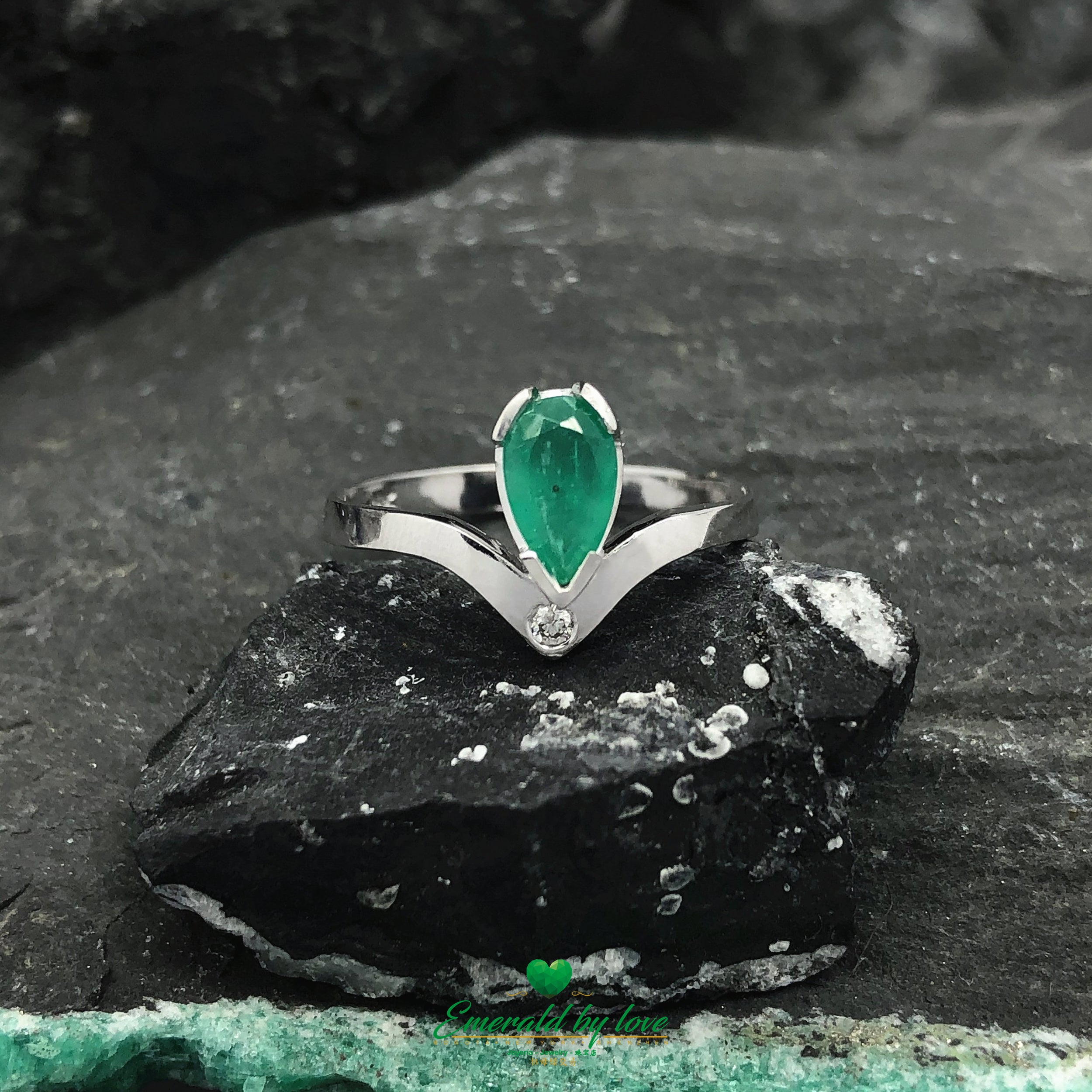 A delicate and feminine ring with Colombian emerald, handcrafted in 18k gold.