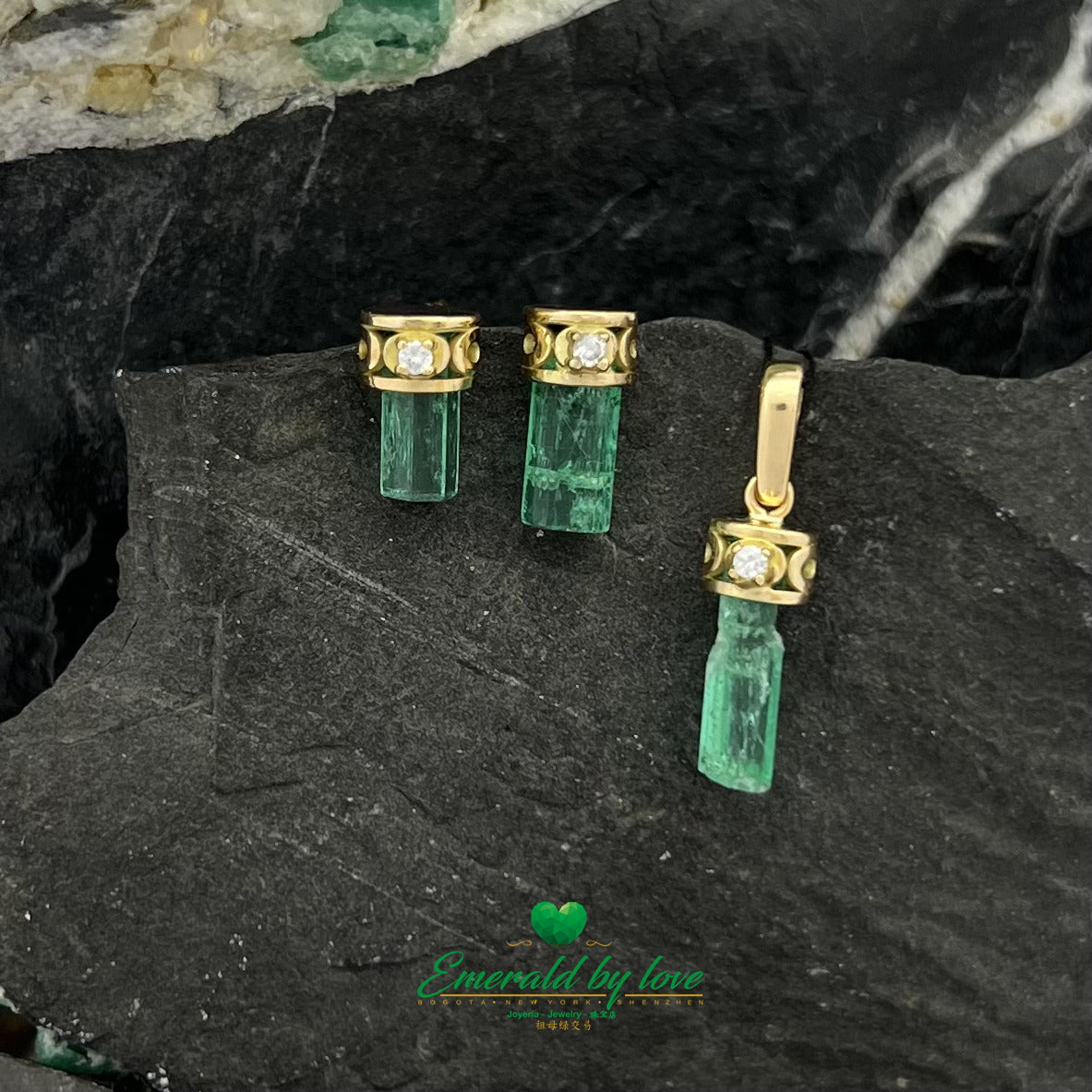 Yellow Gold Round Arabesque Emerald Set with Decorative Diamond
