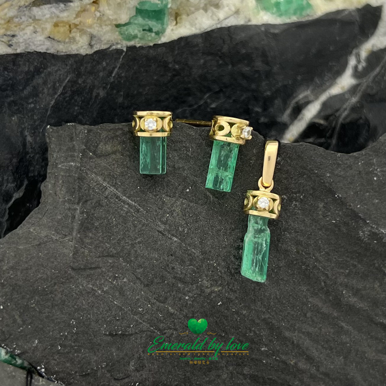 Yellow Gold Round Arabesque Emerald Set with Decorative Diamond