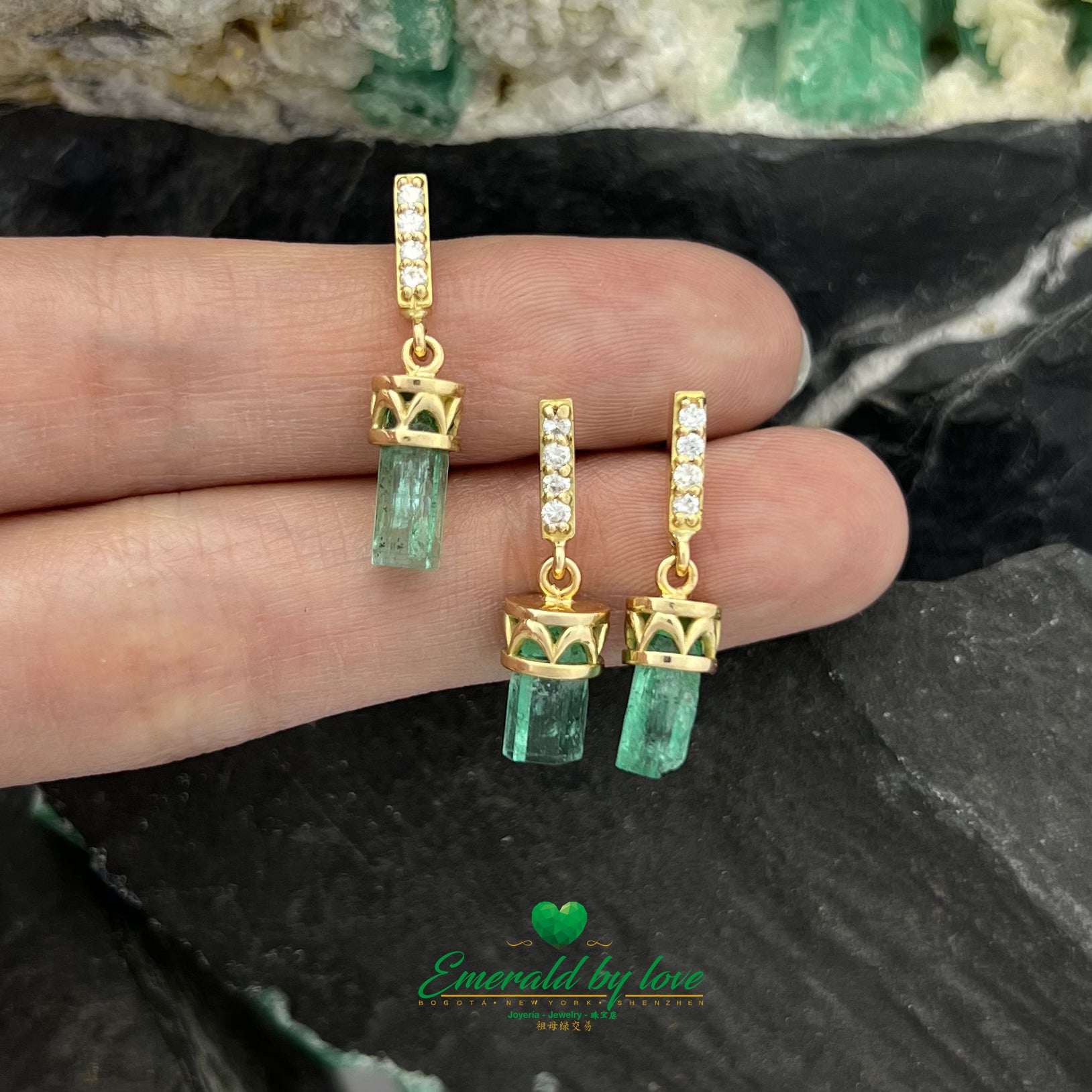 Esmeralda en bruto engastada con diamantes incrustados en oro